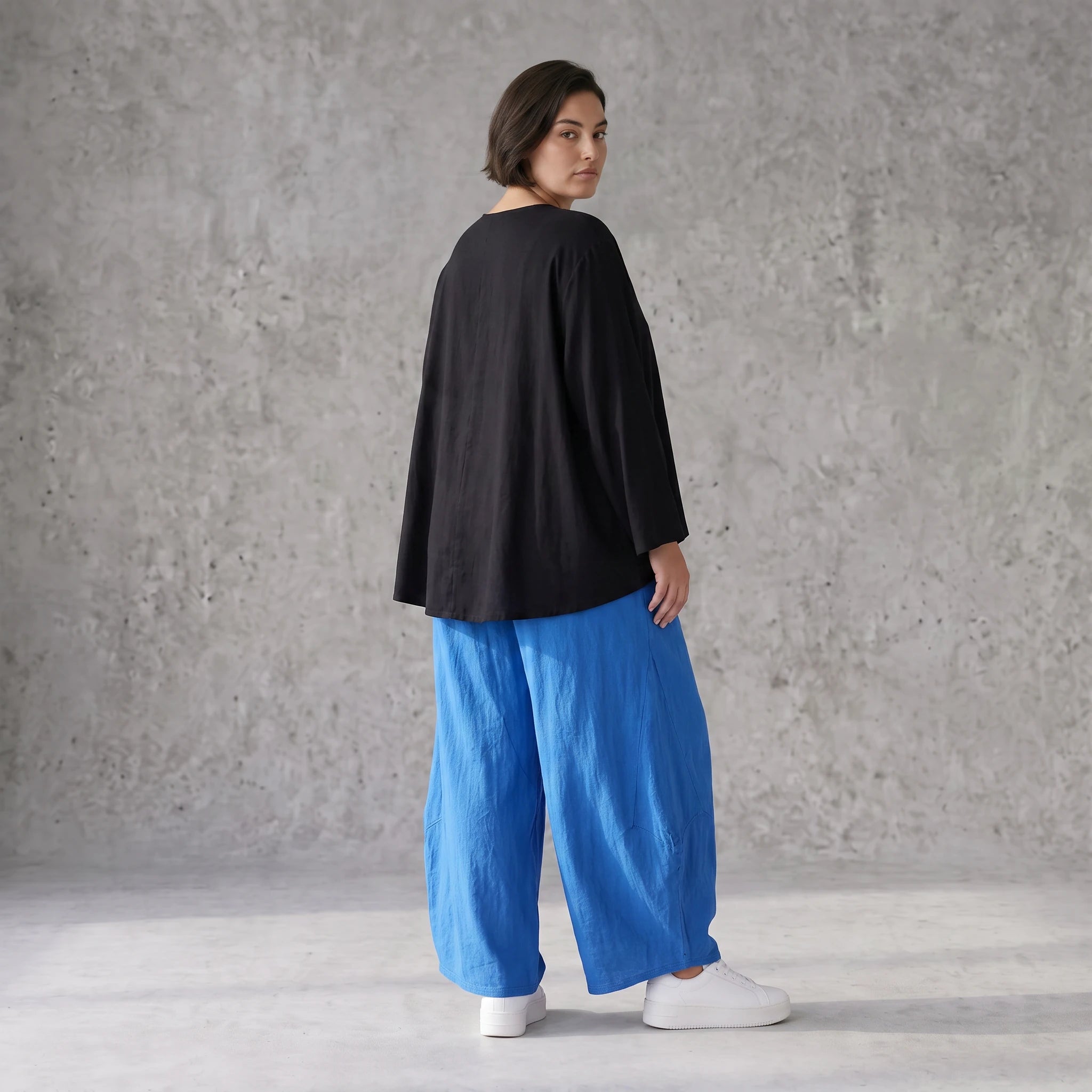 Damen Hose Avantgarde Viskose Royalblau, Ballonschnitt, Flügeltaschen, Oversize große Größen – AKH Fashion