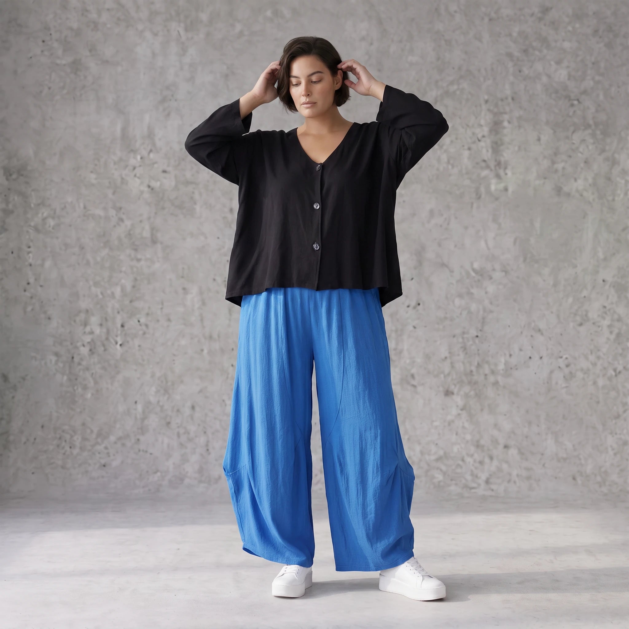Damen Hose Avantgarde Viskose Royalblau, Ballonschnitt, Flügeltaschen, Oversize große Größen – AKH Fashion
