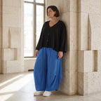 Damen Hose Avantgarde Viskose Royalblau, Ballonschnitt, Flügeltaschen, Oversize große Größen – AKH Fashion