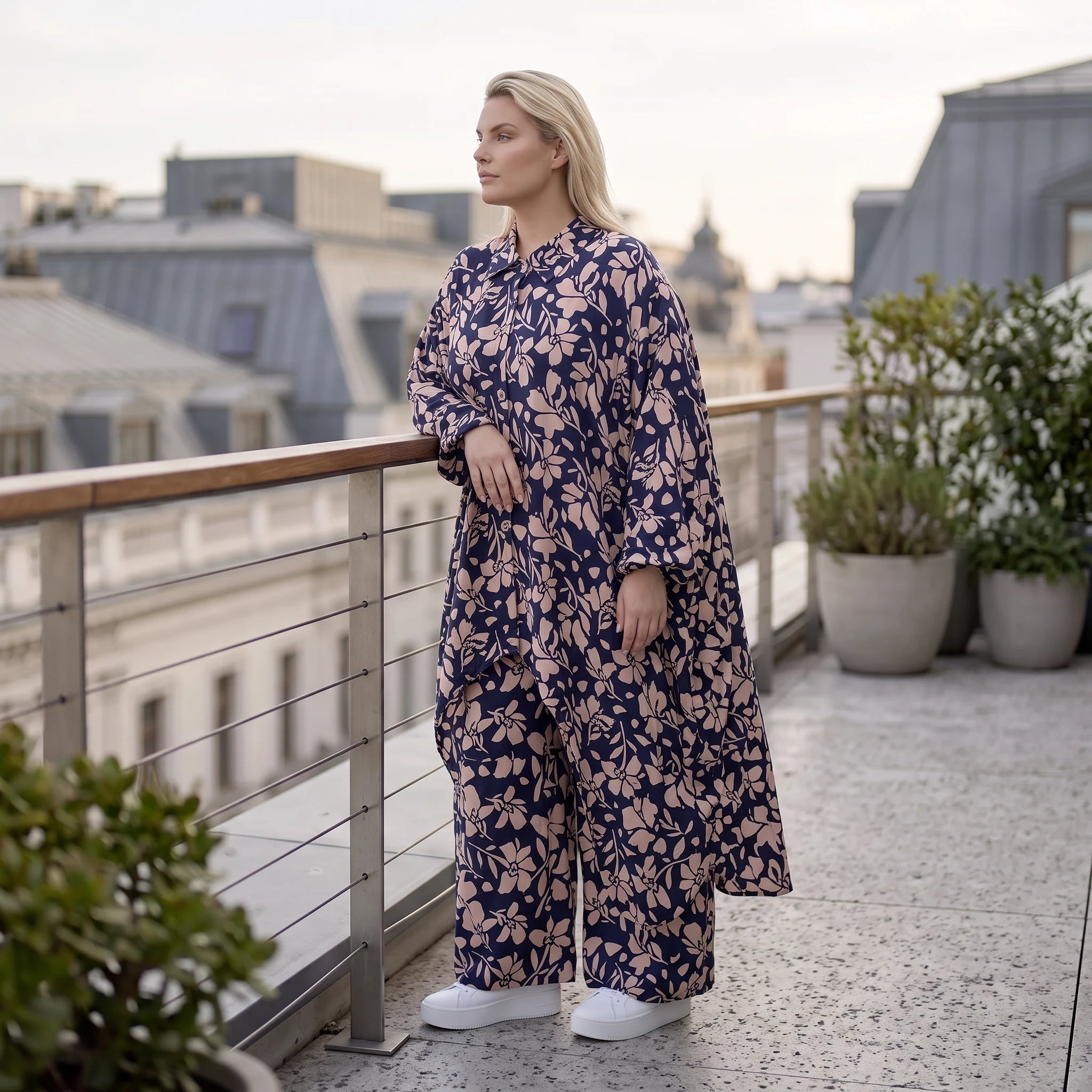 Bluse in Marine/Rose aus Viskosetwill mit Stretch Hemdkragen Zipfelsaum Seitentaschen