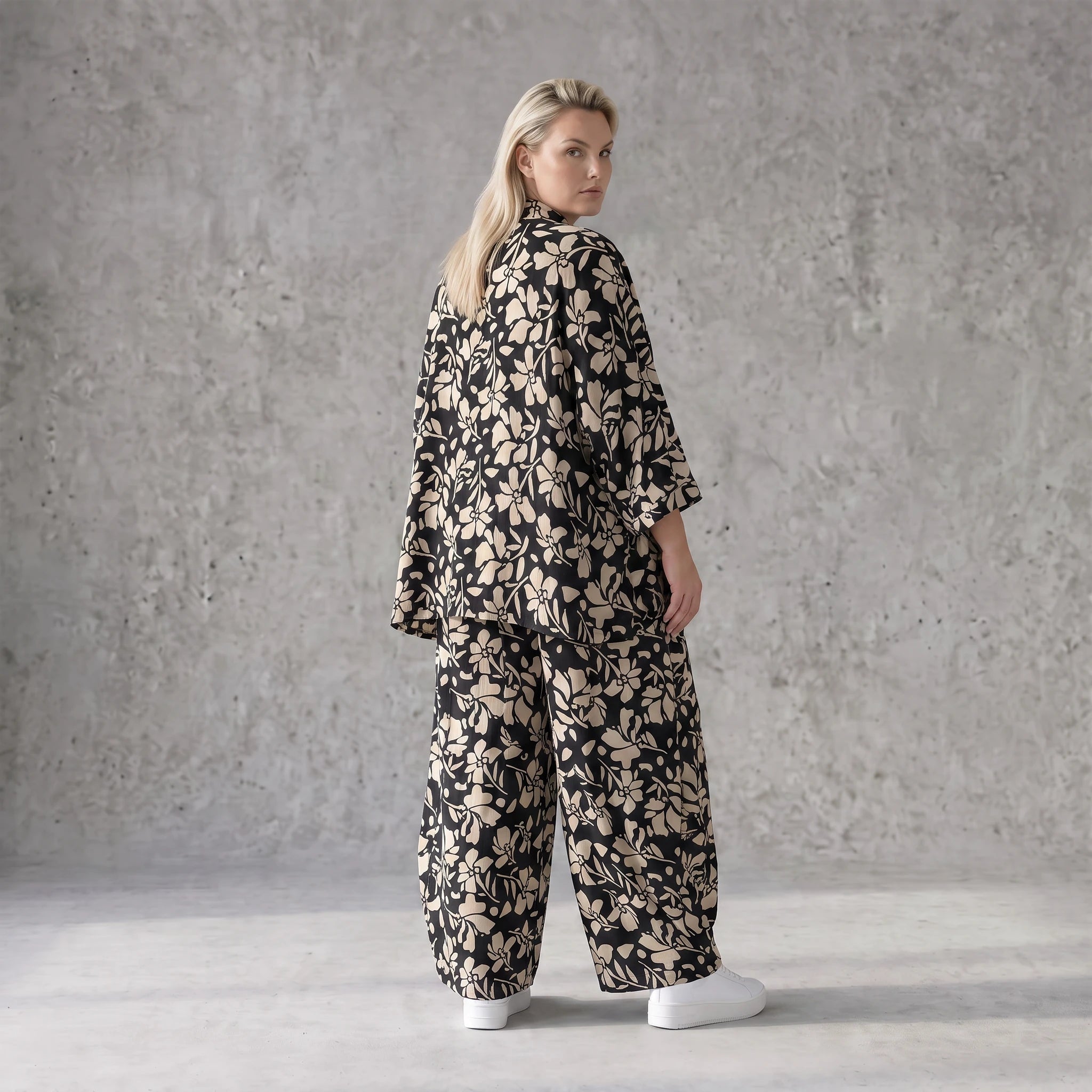 Damen Hose Avantgarde Viskose Schwarz/Ecru, Ballonschnitt, Elastikbund, Oversize große Größen – AKH Fashion