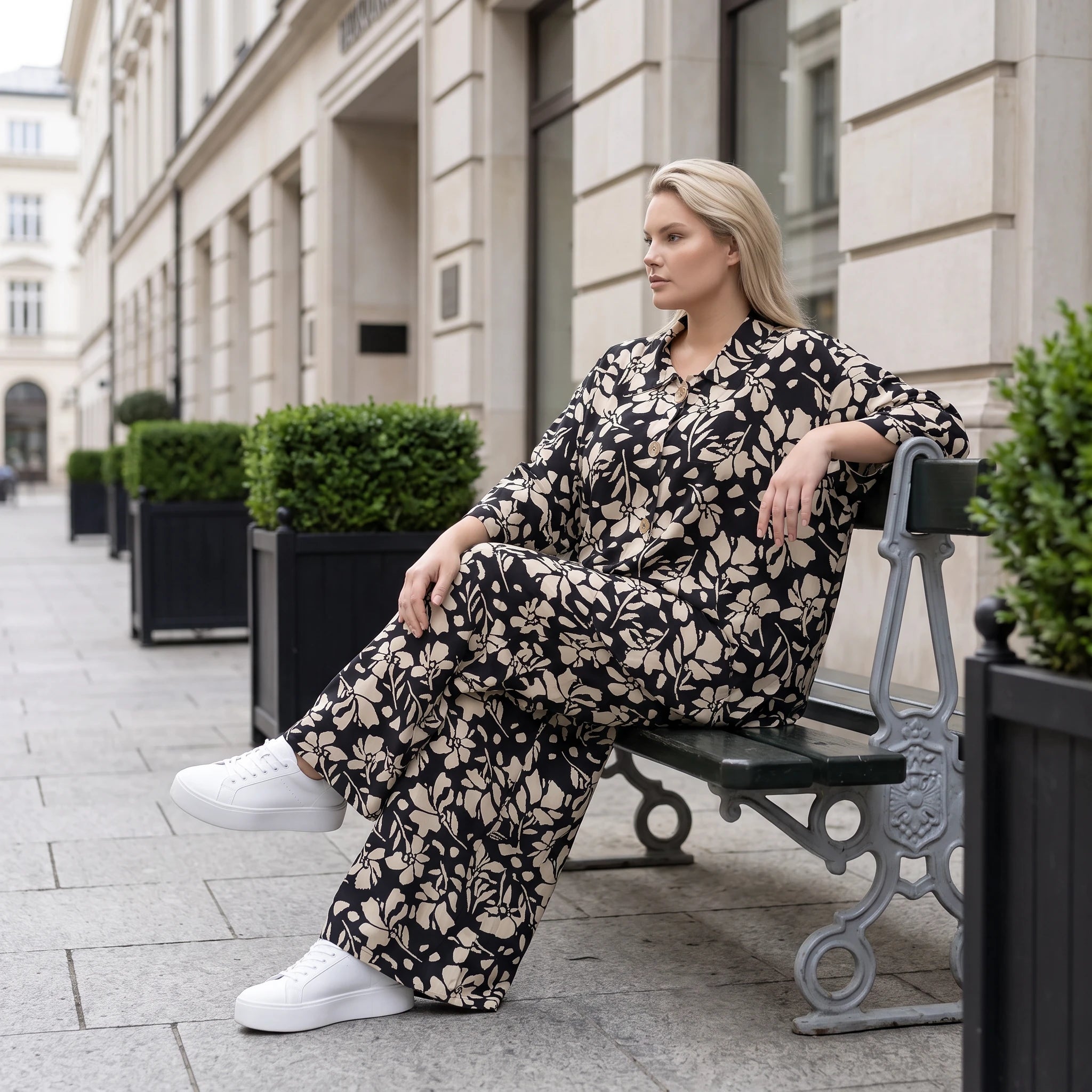 Damen Hose Avantgarde Viskose Schwarz/Ecru, Ballonschnitt, Elastikbund, Oversize große Größen – AKH Fashion