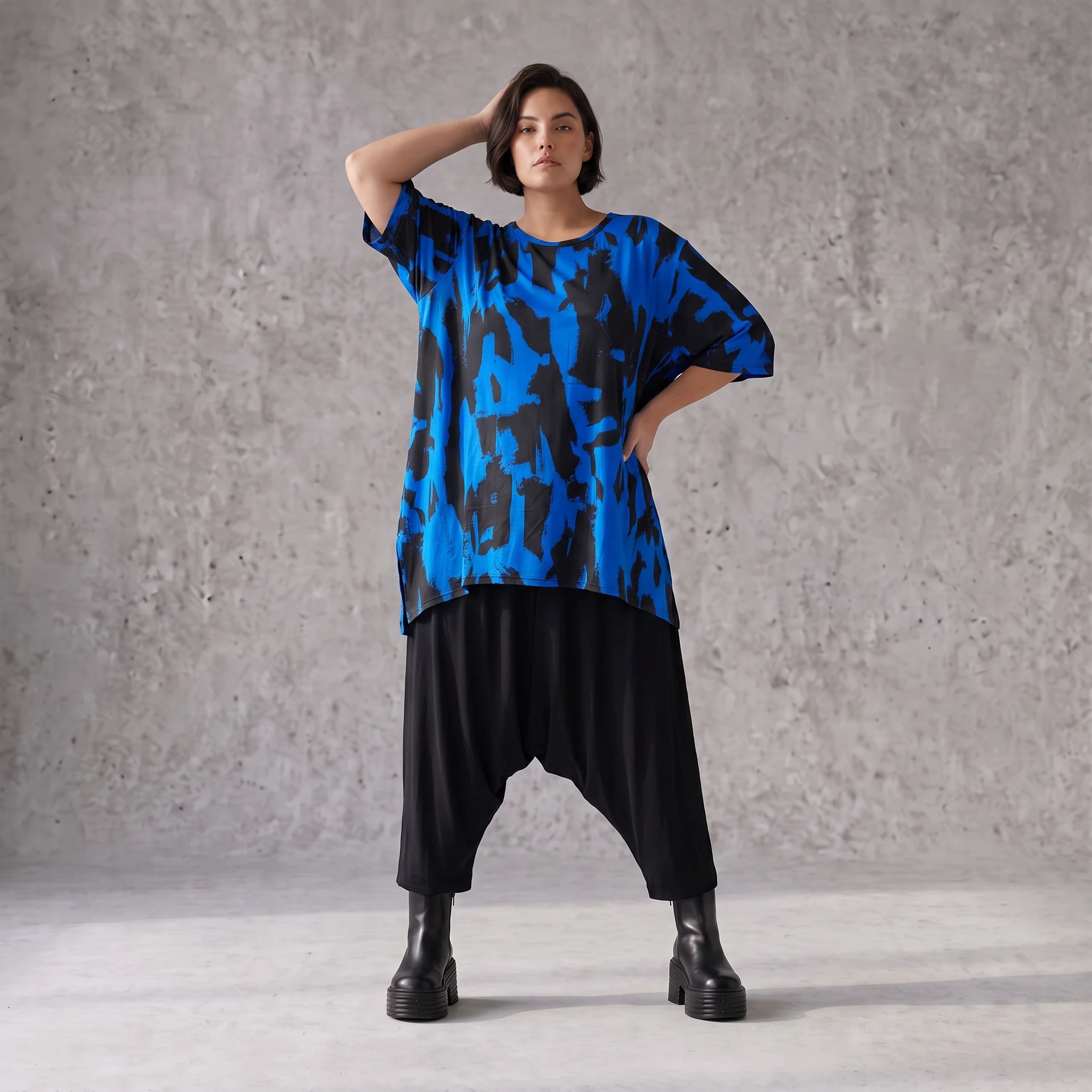 Damen Shirt Avantgarde Baumwolle Blau/Schwarz, A-Form, Kurzarm, Seitenschlitze, Oversize große Größen – Funky Diva