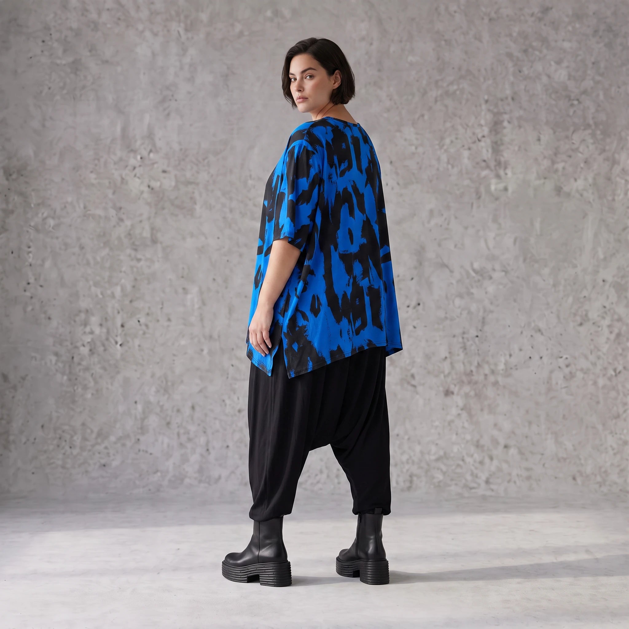 Damen Shirt Avantgarde Baumwolle Blau/Schwarz, A-Form, Kurzarm, Seitenschlitze, Oversize große Größen – Funky Diva