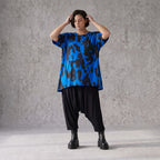 Damen Shirt Avantgarde Baumwolle Blau/Schwarz, A-Form, Kurzarm, Seitenschlitze, Oversize große Größen – Funky Diva