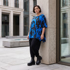 Damen Shirt Avantgarde Baumwolle Blau/Schwarz, A-Form, Kurzarm, Seitenschlitze, Oversize große Größen – Funky Diva