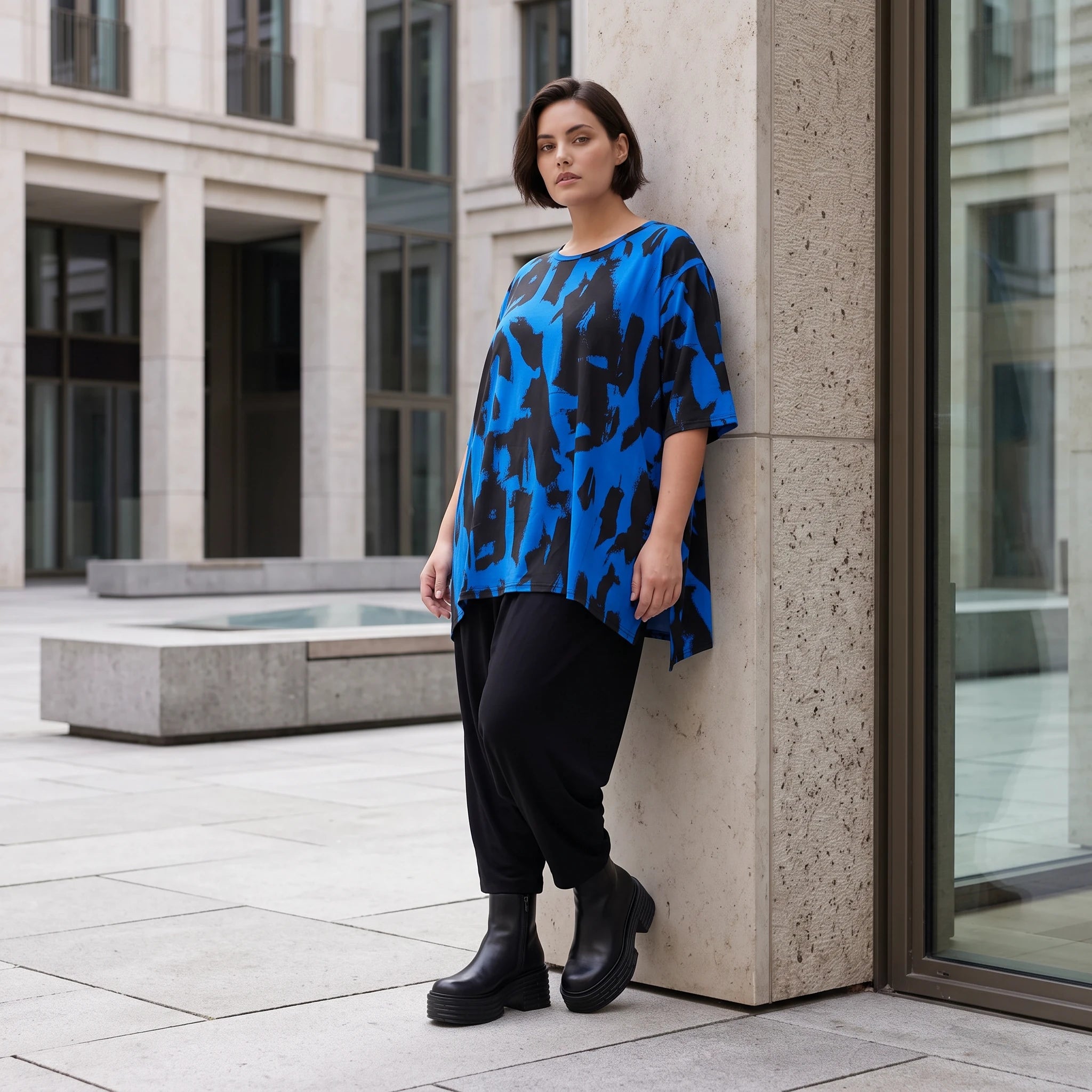 Damen Shirt Avantgarde Baumwolle Blau/Schwarz, A-Form, Kurzarm, Seitenschlitze, Oversize große Größen – Funky Diva