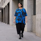 Damen Shirt Avantgarde Baumwolle Blau/Schwarz, A-Form, Kurzarm, Seitenschlitze, Oversize große Größen – Funky Diva