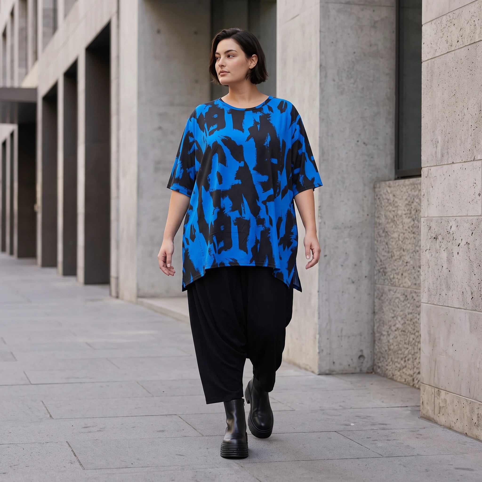 Damen Shirt Avantgarde Baumwolle Blau/Schwarz, A-Form, Kurzarm, Seitenschlitze, Oversize große Größen – Funky Diva