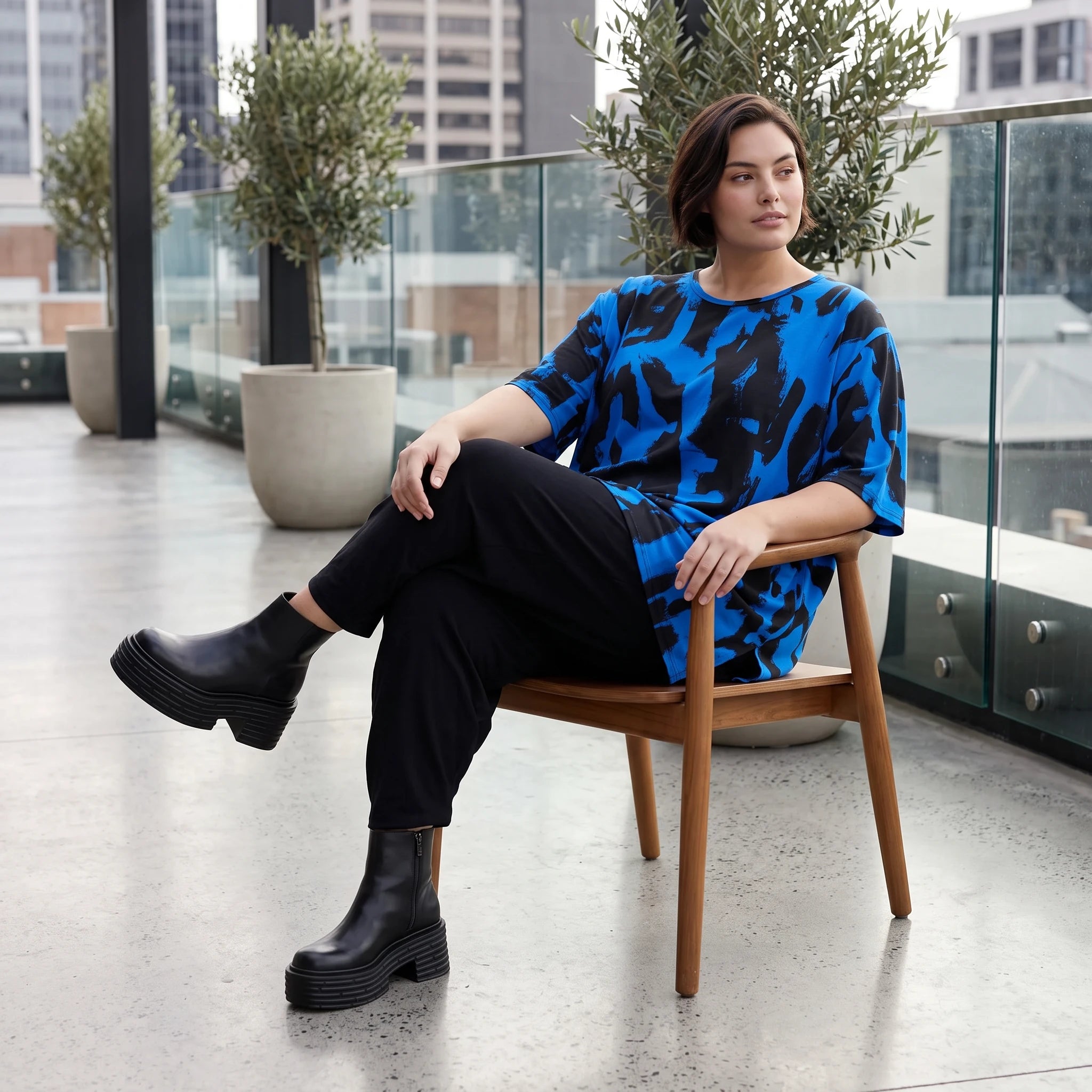 Damen Shirt Avantgarde Baumwolle Blau/Schwarz, A-Form, Kurzarm, Seitenschlitze, Oversize große Größen – Funky Diva