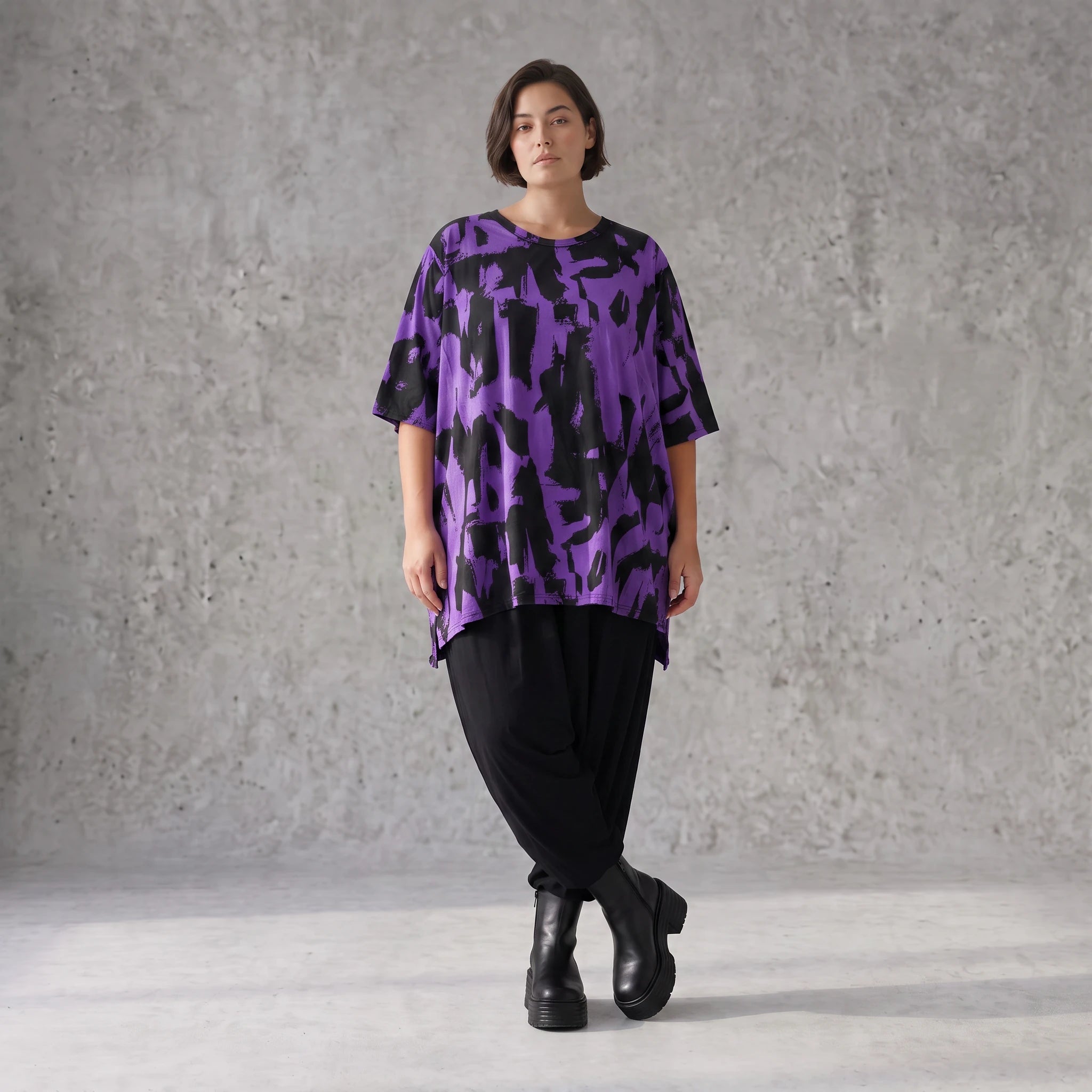 Damen Shirt Avantgarde Baumwolle Violett/Schwarz, A-Form, Kurzarm, Seitenschlitze, Oversize große Größen – Funky Diva