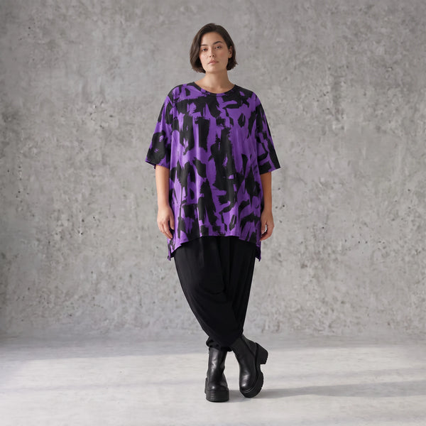 Damen Shirt Avantgarde Baumwolle Violett/Schwarz, A-Form, Kurzarm, Seitenschlitze, Oversize große Größen – Funky Diva