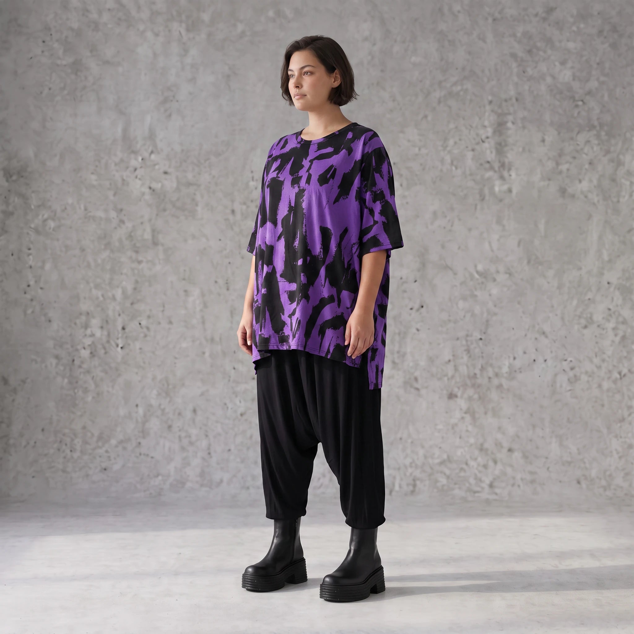 Damen Shirt Avantgarde Baumwolle Violett/Schwarz, A-Form, Kurzarm, Seitenschlitze, Oversize große Größen – Funky Diva