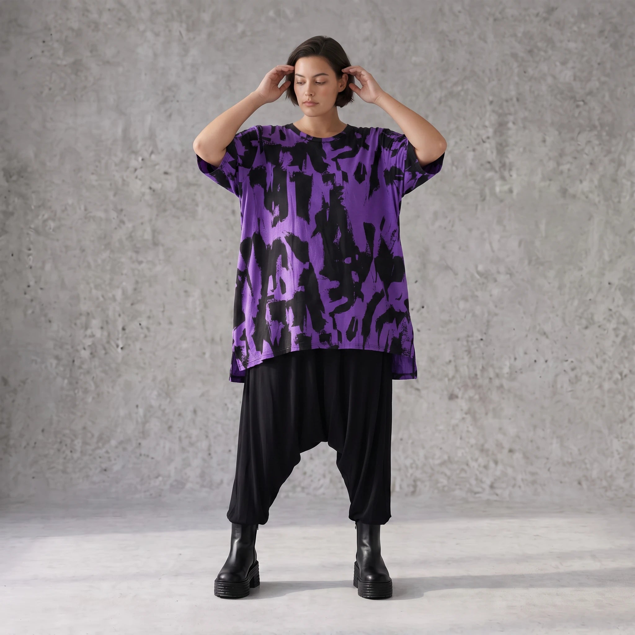 Damen Shirt Avantgarde Baumwolle Violett/Schwarz, A-Form, Kurzarm, Seitenschlitze, Oversize große Größen – Funky Diva