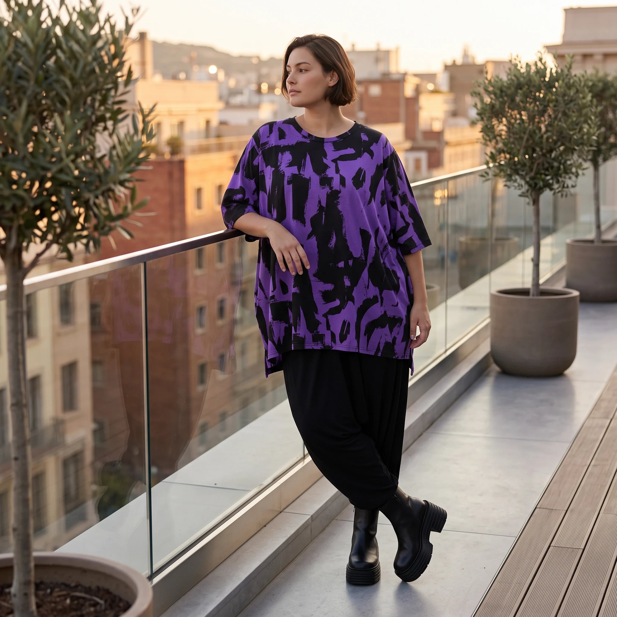 Damen Shirt Avantgarde Baumwolle Violett/Schwarz, A-Form, Kurzarm, Seitenschlitze, Oversize große Größen – Funky Diva
