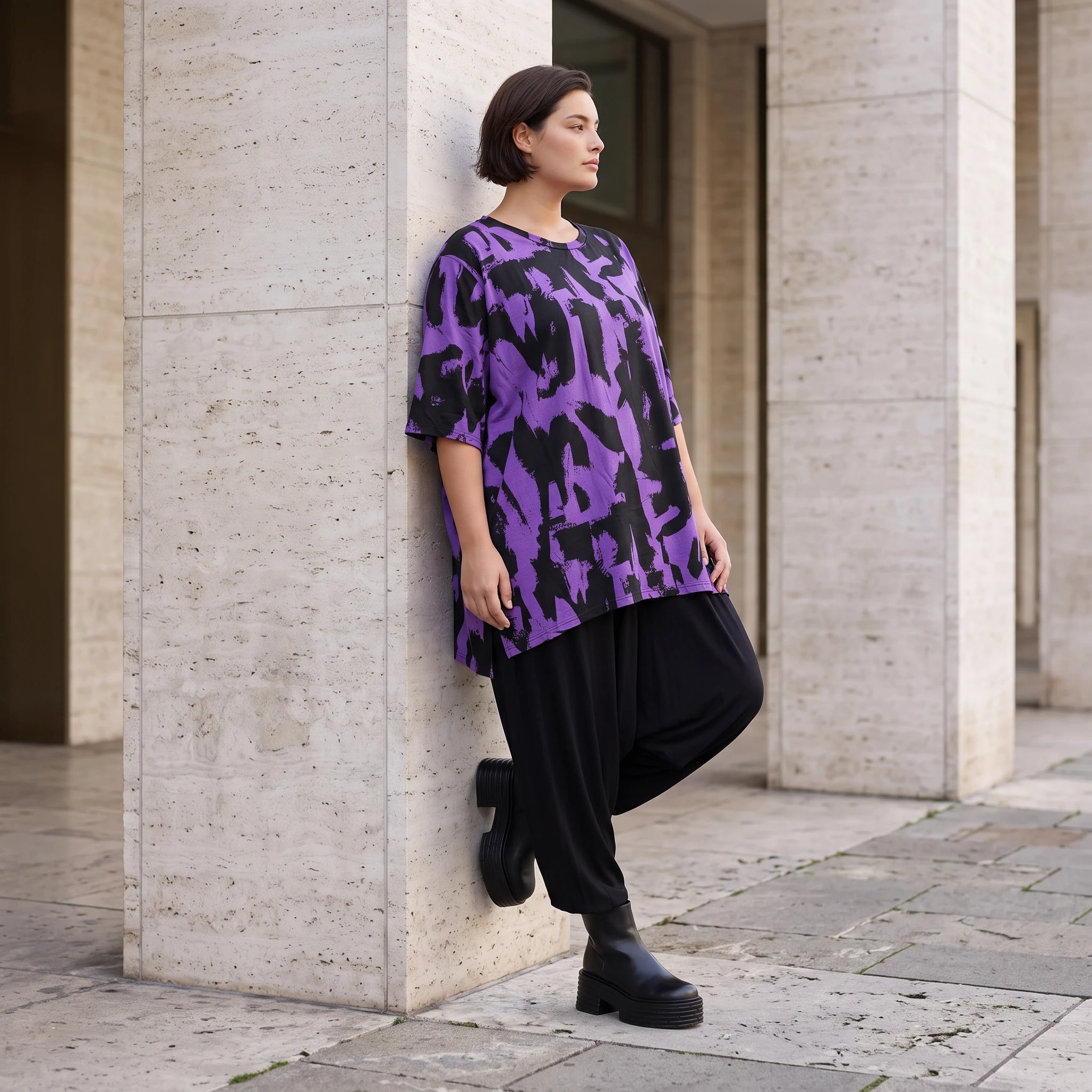 Damen Shirt Avantgarde Baumwolle Violett/Schwarz, A-Form, Kurzarm, Seitenschlitze, Oversize große Größen – Funky Diva