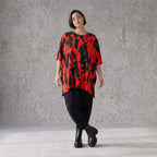 Damen Shirt Avantgarde Baumwolle Rot/Schwarz, A-Form, Kurzarm, Seitenschlitze, Oversize große Größen – Funky Diva