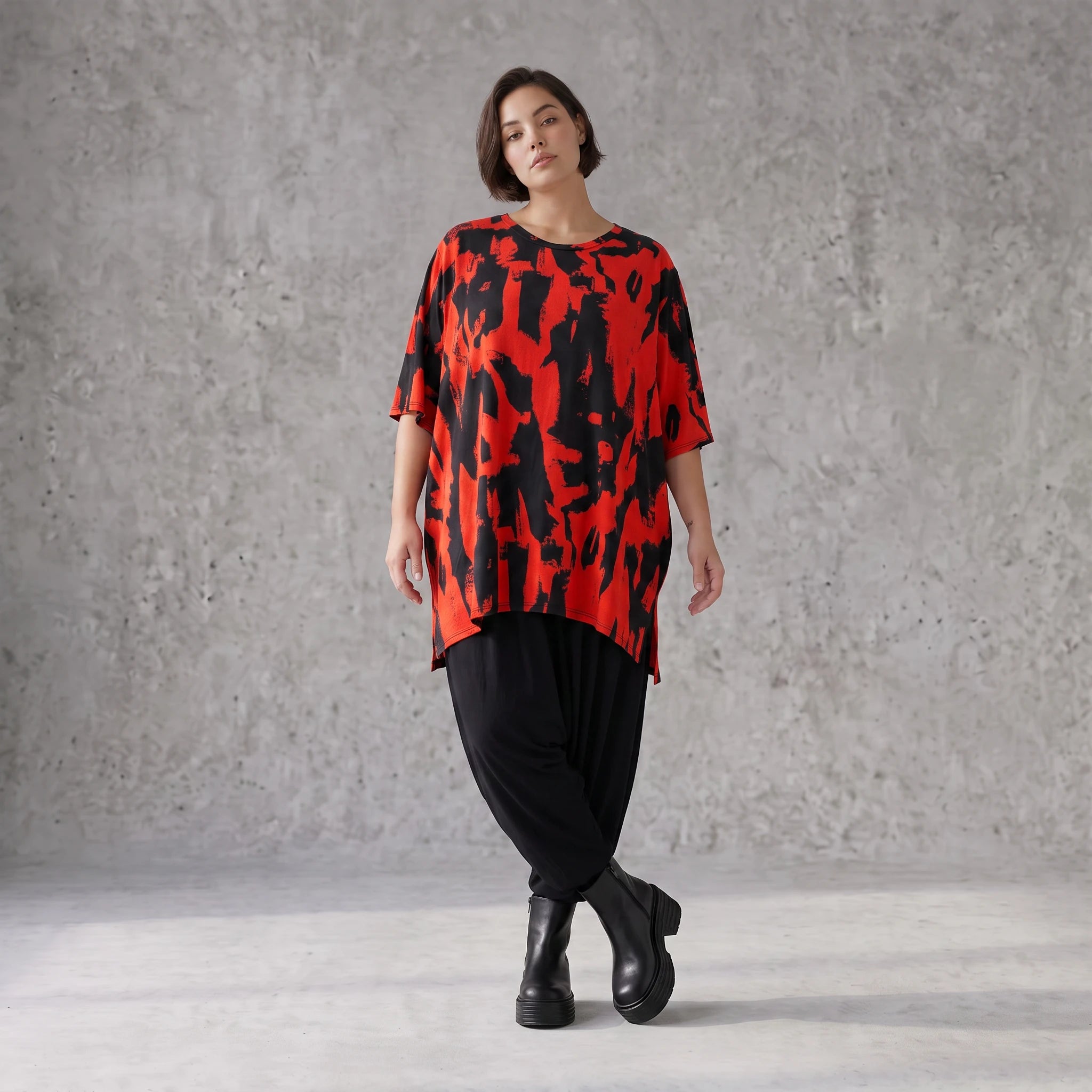 Damen Shirt Avantgarde Baumwolle Rot/Schwarz, A-Form, Kurzarm, Seitenschlitze, Oversize große Größen – Funky Diva