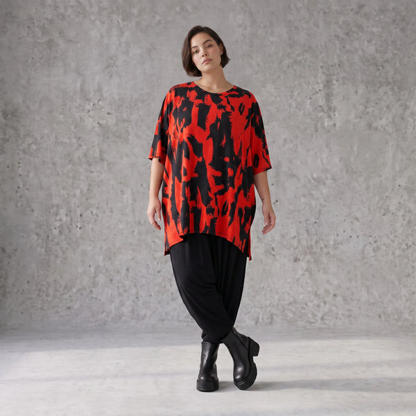 Damen Shirt Avantgarde Baumwolle Rot/Schwarz, A-Form, Kurzarm, Seitenschlitze, Oversize große Größen – Funky Diva