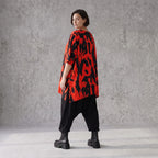 Damen Shirt Avantgarde Baumwolle Rot/Schwarz, A-Form, Kurzarm, Seitenschlitze, Oversize große Größen – Funky Diva