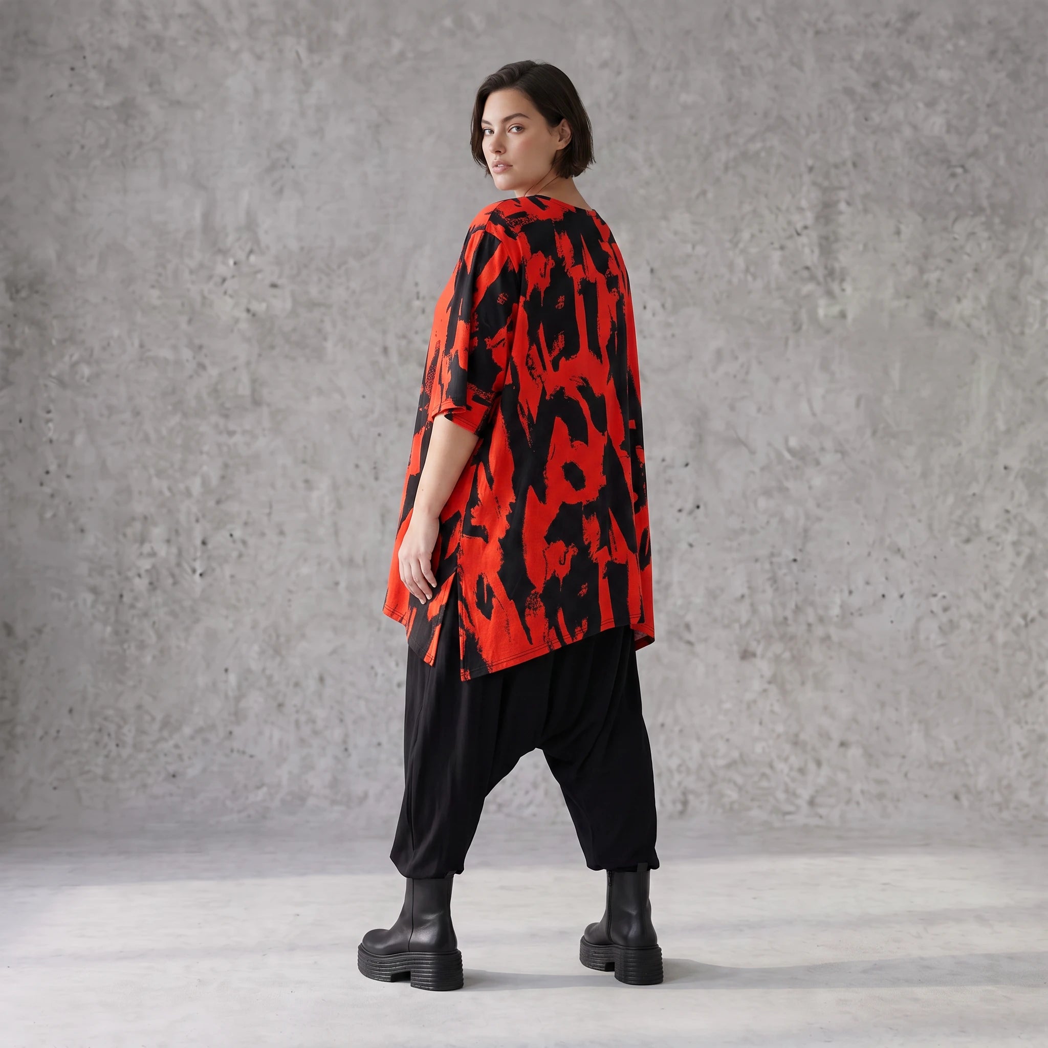 Damen Shirt Avantgarde Baumwolle Rot/Schwarz, A-Form, Kurzarm, Seitenschlitze, Oversize große Größen – Funky Diva