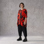 Damen Shirt Avantgarde Baumwolle Rot/Schwarz, A-Form, Kurzarm, Seitenschlitze, Oversize große Größen – Funky Diva