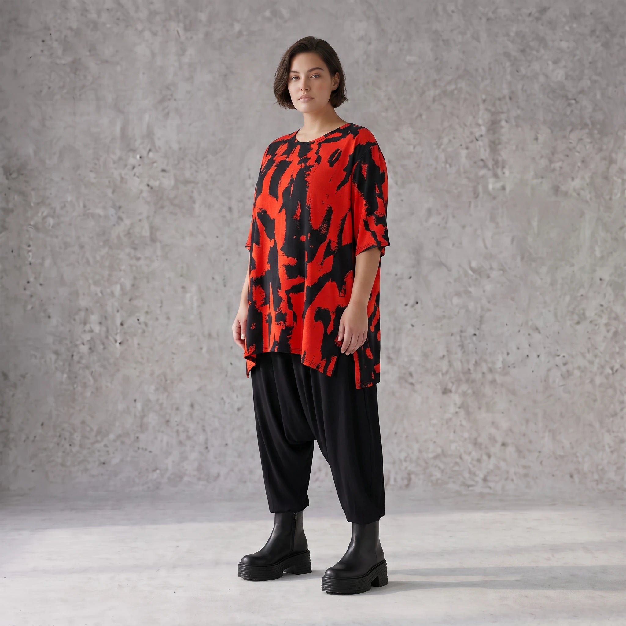 Damen Shirt Avantgarde Baumwolle Rot/Schwarz, A-Form, Kurzarm, Seitenschlitze, Oversize große Größen – Funky Diva