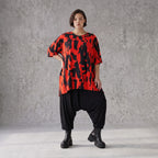 Damen Shirt Avantgarde Baumwolle Rot/Schwarz, A-Form, Kurzarm, Seitenschlitze, Oversize große Größen – Funky Diva