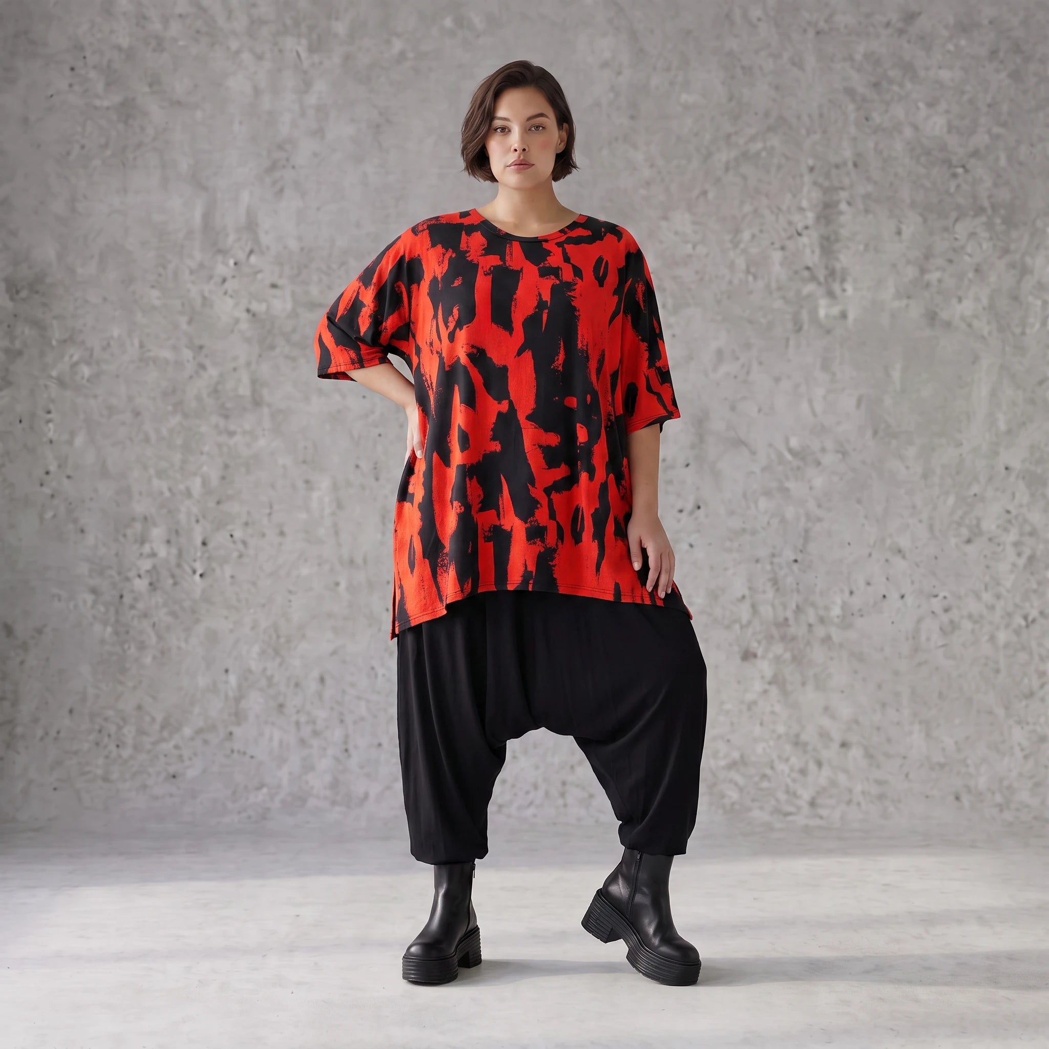 Damen Shirt Avantgarde Baumwolle Rot/Schwarz, A-Form, Kurzarm, Seitenschlitze, Oversize große Größen – Funky Diva