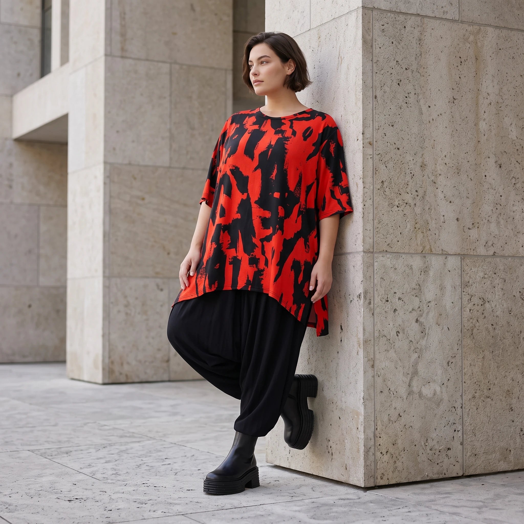 Damen Shirt Avantgarde Baumwolle Rot/Schwarz, A-Form, Kurzarm, Seitenschlitze, Oversize große Größen – Funky Diva