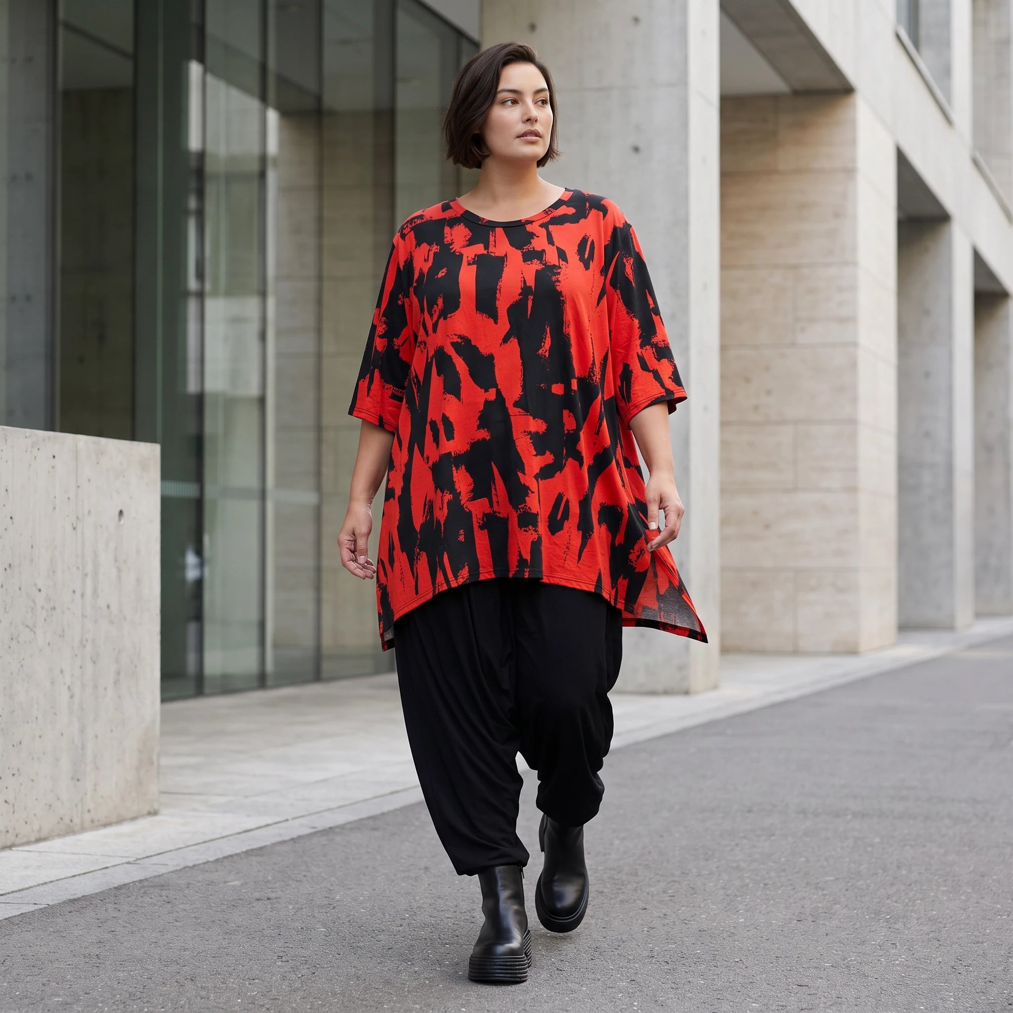 Damen Shirt Avantgarde Baumwolle Rot/Schwarz, A-Form, Kurzarm, Seitenschlitze, Oversize große Größen – Funky Diva