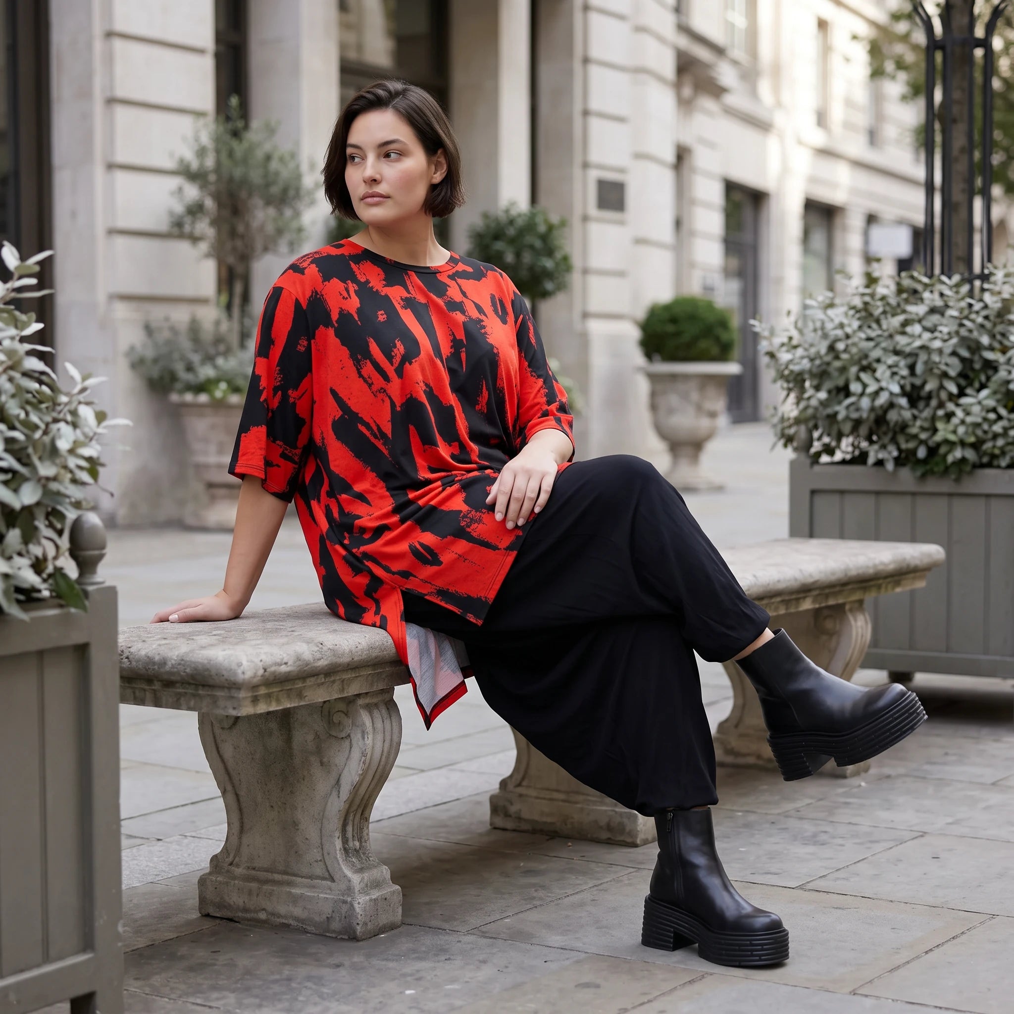 Damen Shirt Avantgarde Baumwolle Rot/Schwarz, A-Form, Kurzarm, Seitenschlitze, Oversize große Größen – Funky Diva