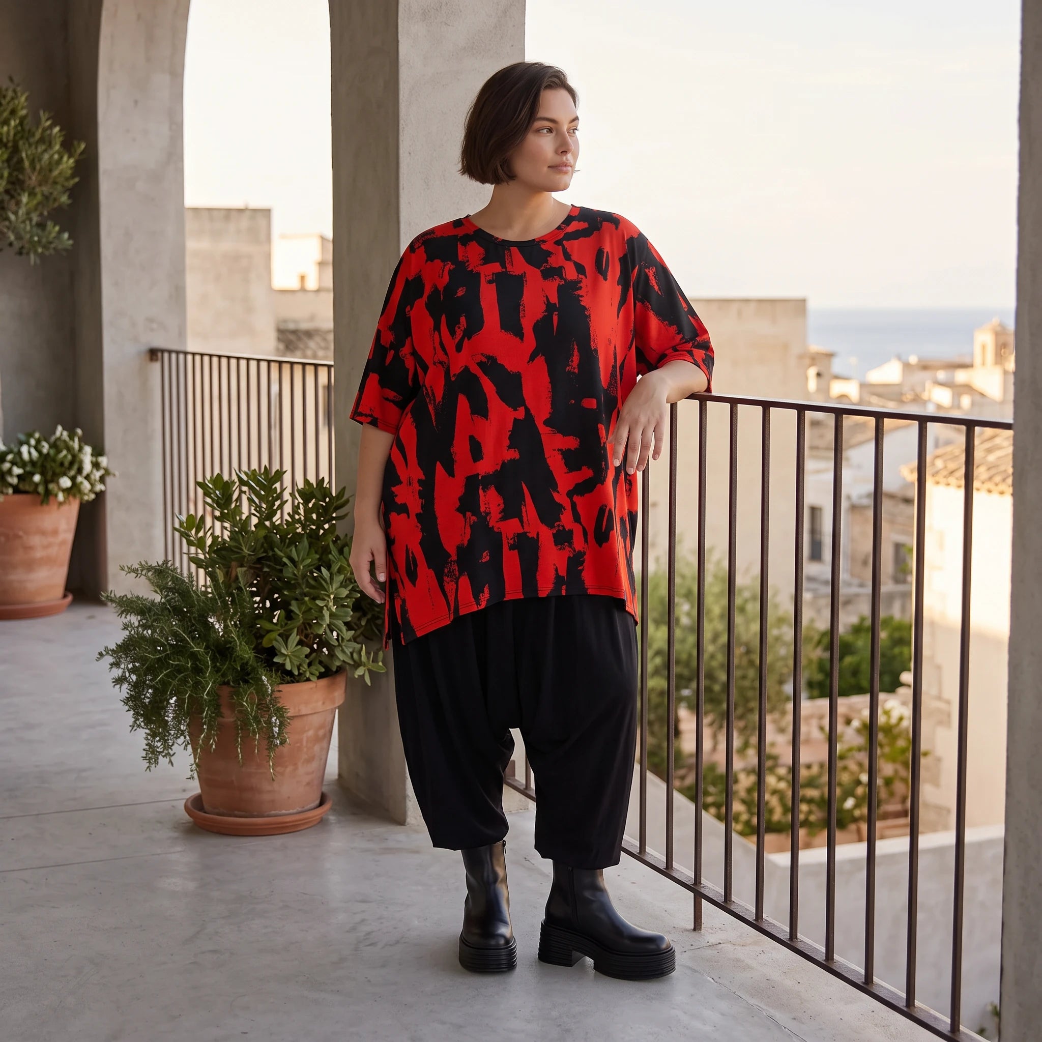 Damen Shirt Avantgarde Baumwolle Rot/Schwarz, A-Form, Kurzarm, Seitenschlitze, Oversize große Größen – Funky Diva