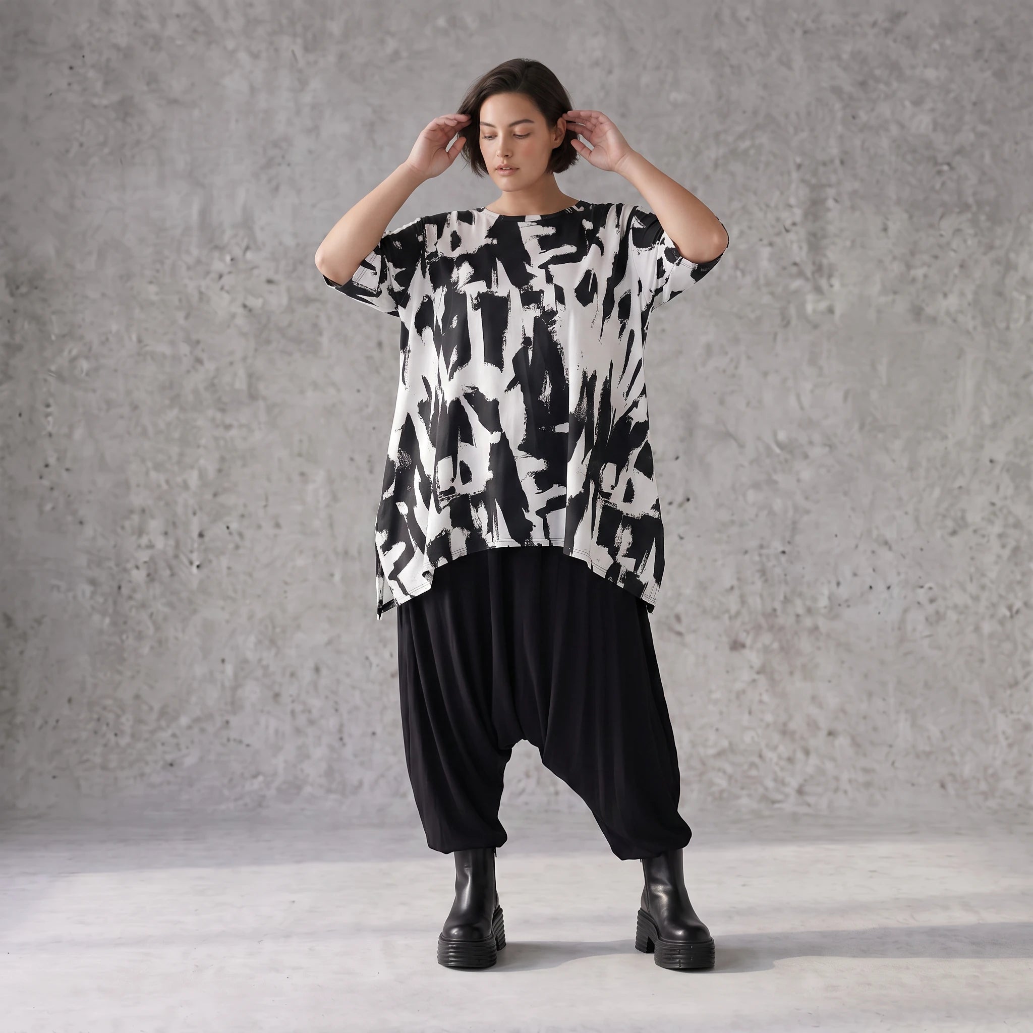 Damen Shirt Avantgarde Baumwolle Schwarz/Weiß, A-Form, Kurzarm, Seitenschlitze, Oversize große Größen – Funky Diva