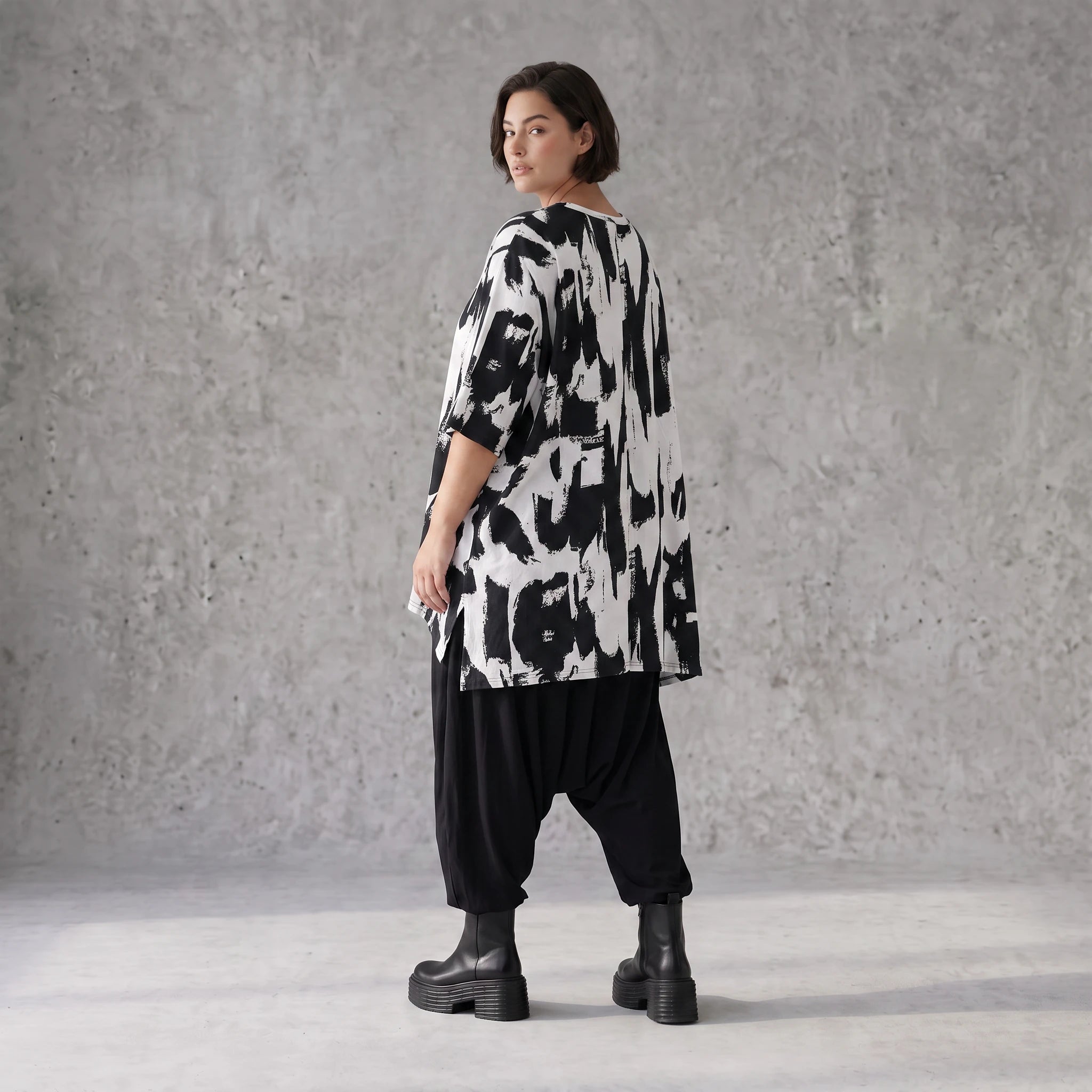 Damen Shirt Avantgarde Baumwolle Schwarz/Weiß, A-Form, Kurzarm, Seitenschlitze, Oversize große Größen – Funky Diva