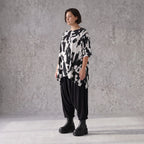 Damen Shirt Avantgarde Baumwolle Schwarz/Weiß, A-Form, Kurzarm, Seitenschlitze, Oversize große Größen – Funky Diva