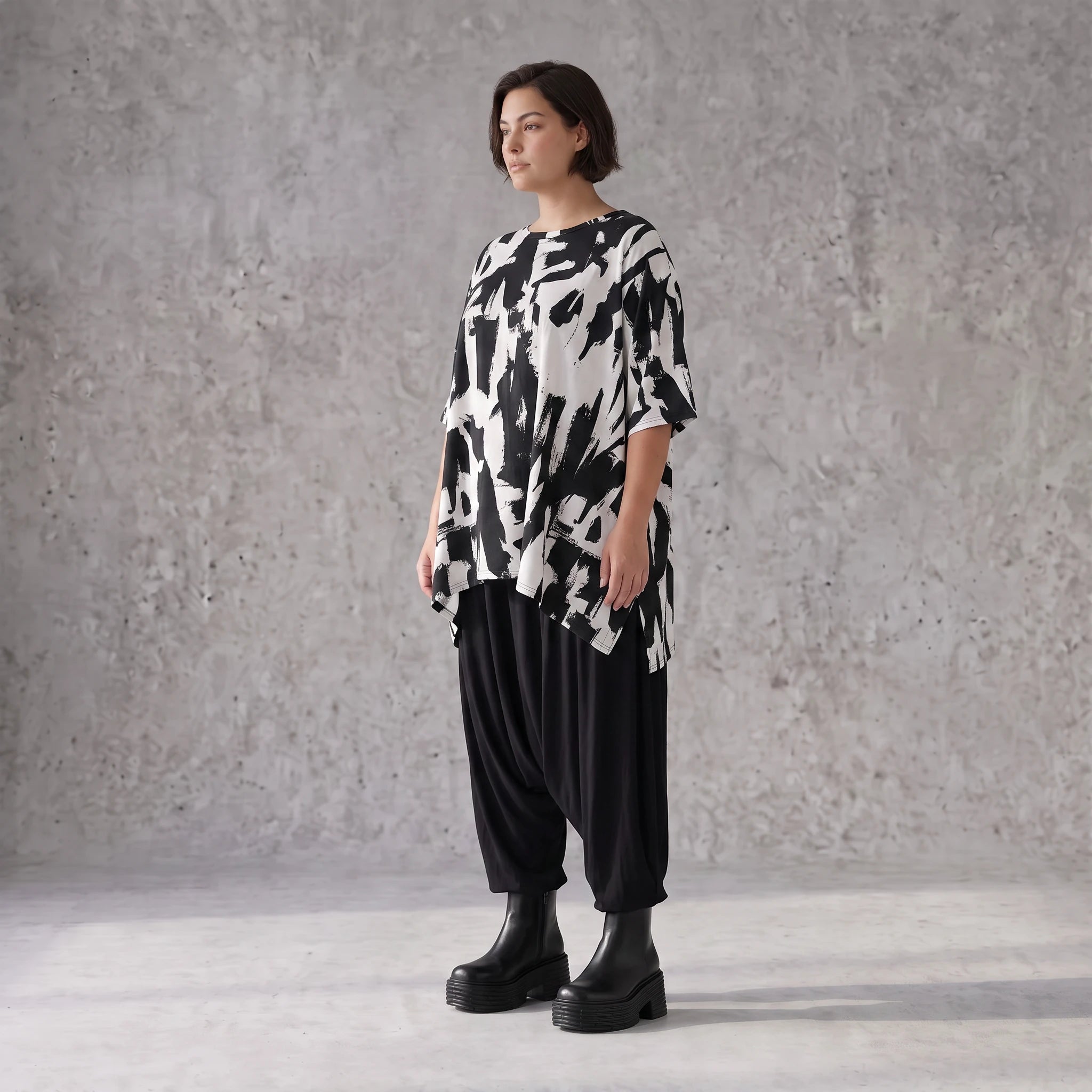 Damen Shirt Avantgarde Baumwolle Schwarz/Weiß, A-Form, Kurzarm, Seitenschlitze, Oversize große Größen – Funky Diva