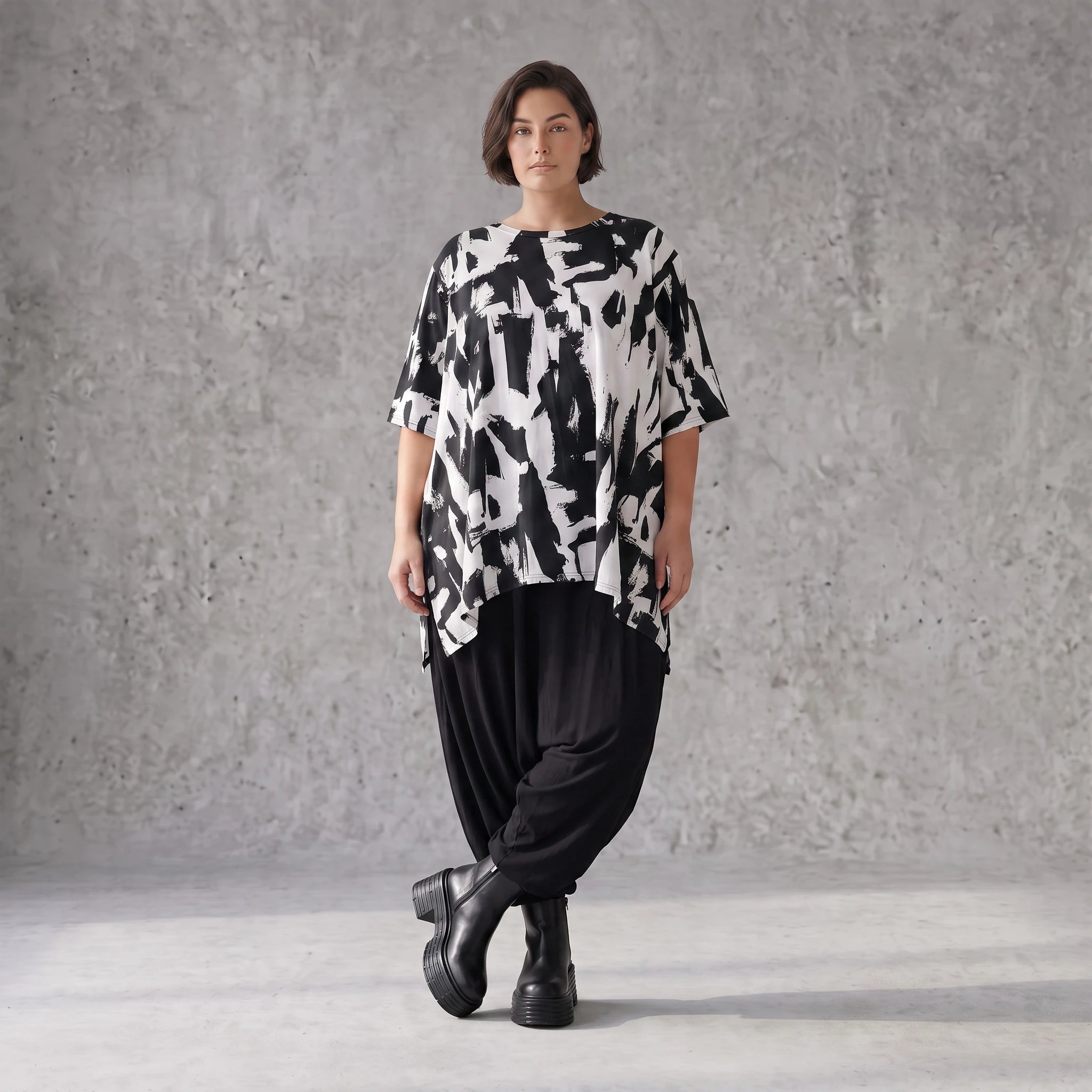 Damen Shirt Avantgarde Baumwolle Schwarz/Weiß, A-Form, Kurzarm, Seitenschlitze, Oversize große Größen – Funky Diva
