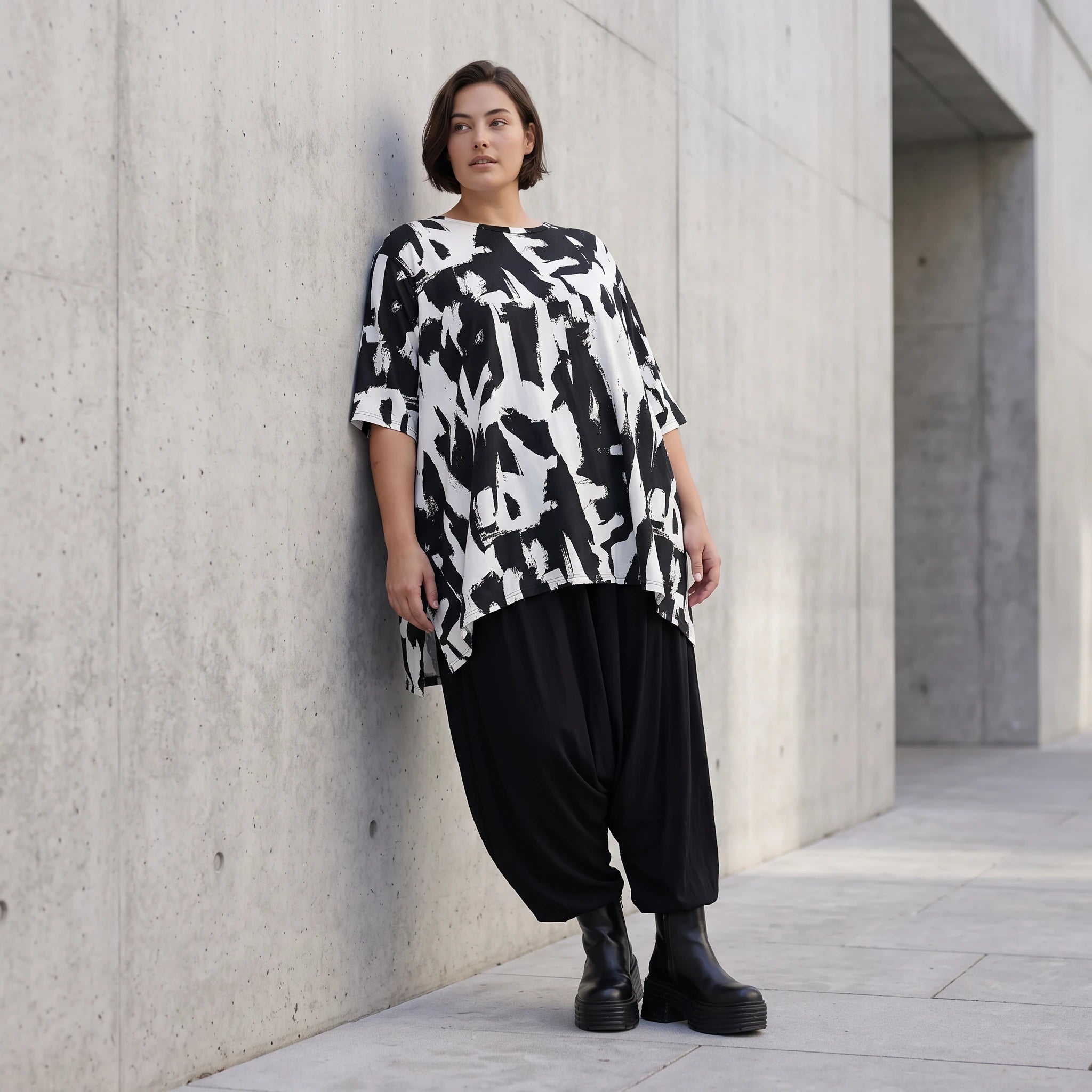 Damen Shirt Avantgarde Baumwolle Schwarz/Weiß, A-Form, Kurzarm, Seitenschlitze, Oversize große Größen – Funky Diva