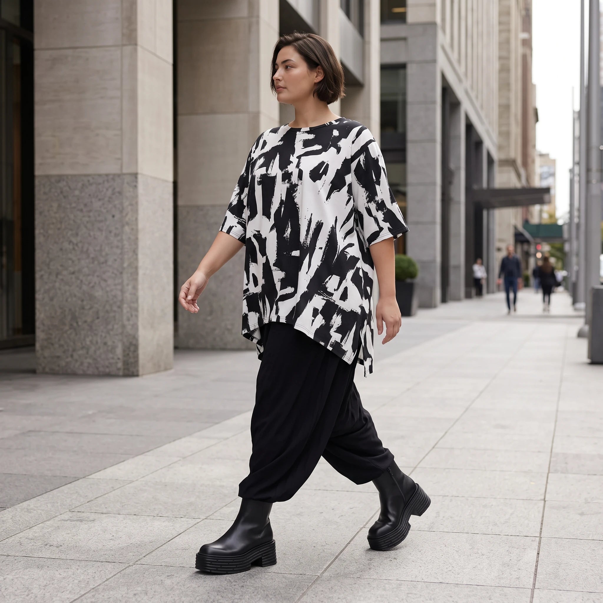Damen Shirt Avantgarde Baumwolle Schwarz/Weiß, A-Form, Kurzarm, Seitenschlitze, Oversize große Größen – Funky Diva