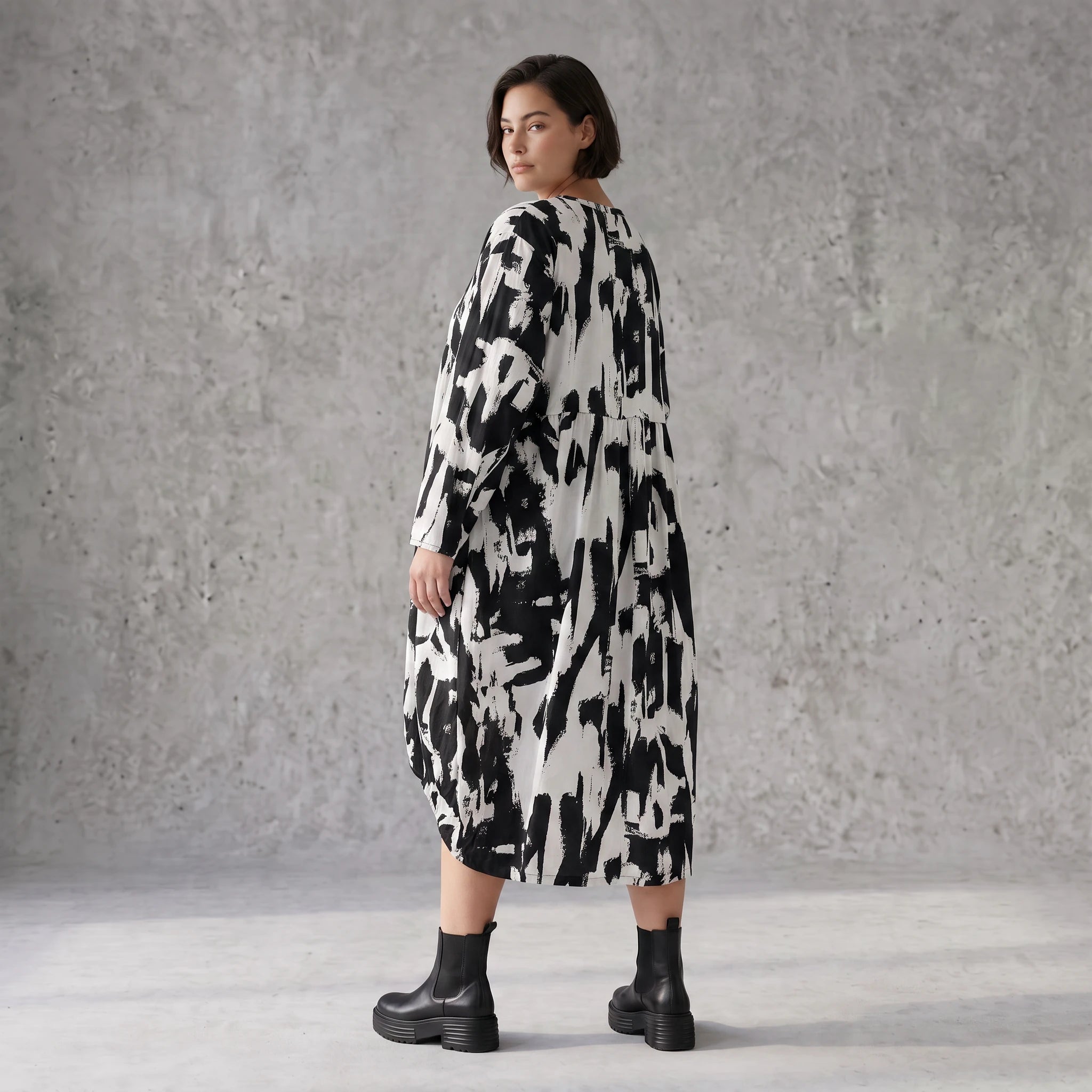 Damen Kleid Avantgarde Baumwolle Schwarz/Weiß, Ballonschnitt, Elastikbund, Oversize große Größen – Funky Diva