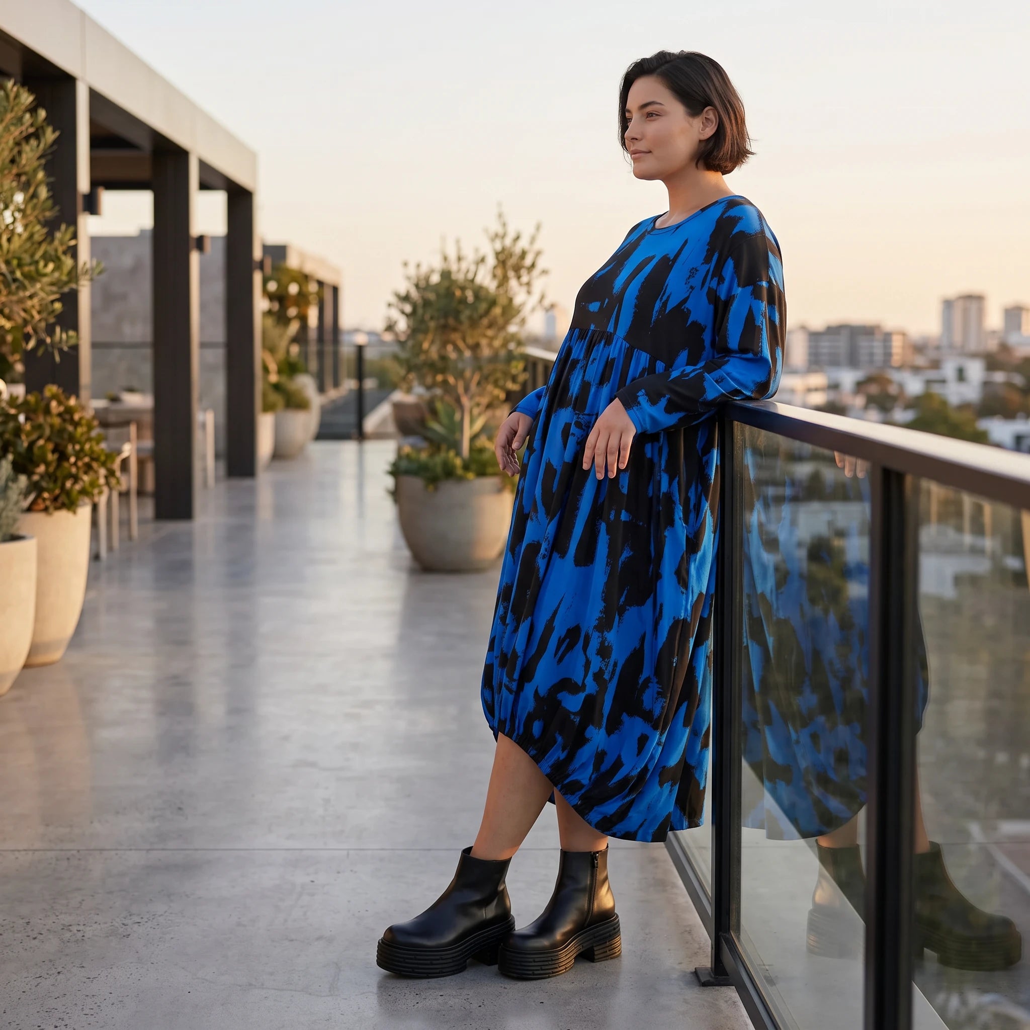 Damen Kleid Avantgarde Baumwolle Blau/Schwarz, Ballonschnitt, Flügeltaschen, Oversize große Größen – Funky Diva