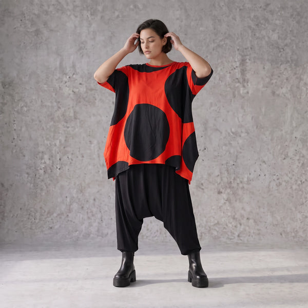 Damen Shirt Avantgarde Baumwolle Rot/Schwarz, A-Form, Punkte, Kurzarm, Seitenschlitze, Oversize große Größen – Funky Diva