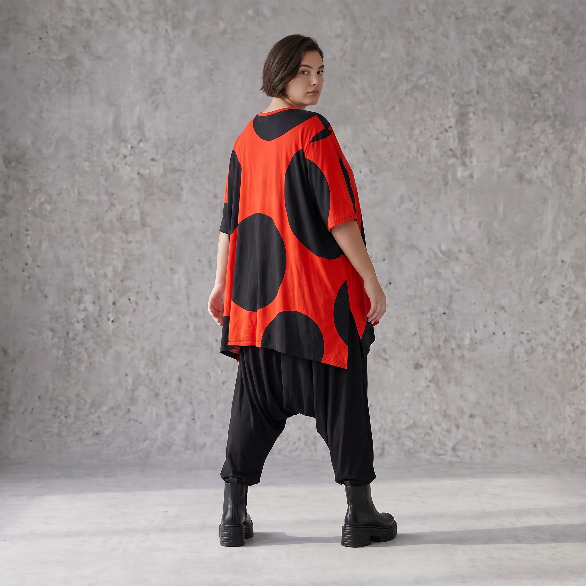 Damen Shirt Avantgarde Baumwolle Rot/Schwarz, A-Form, Punkte, Kurzarm, Seitenschlitze, Oversize große Größen – Funky Diva