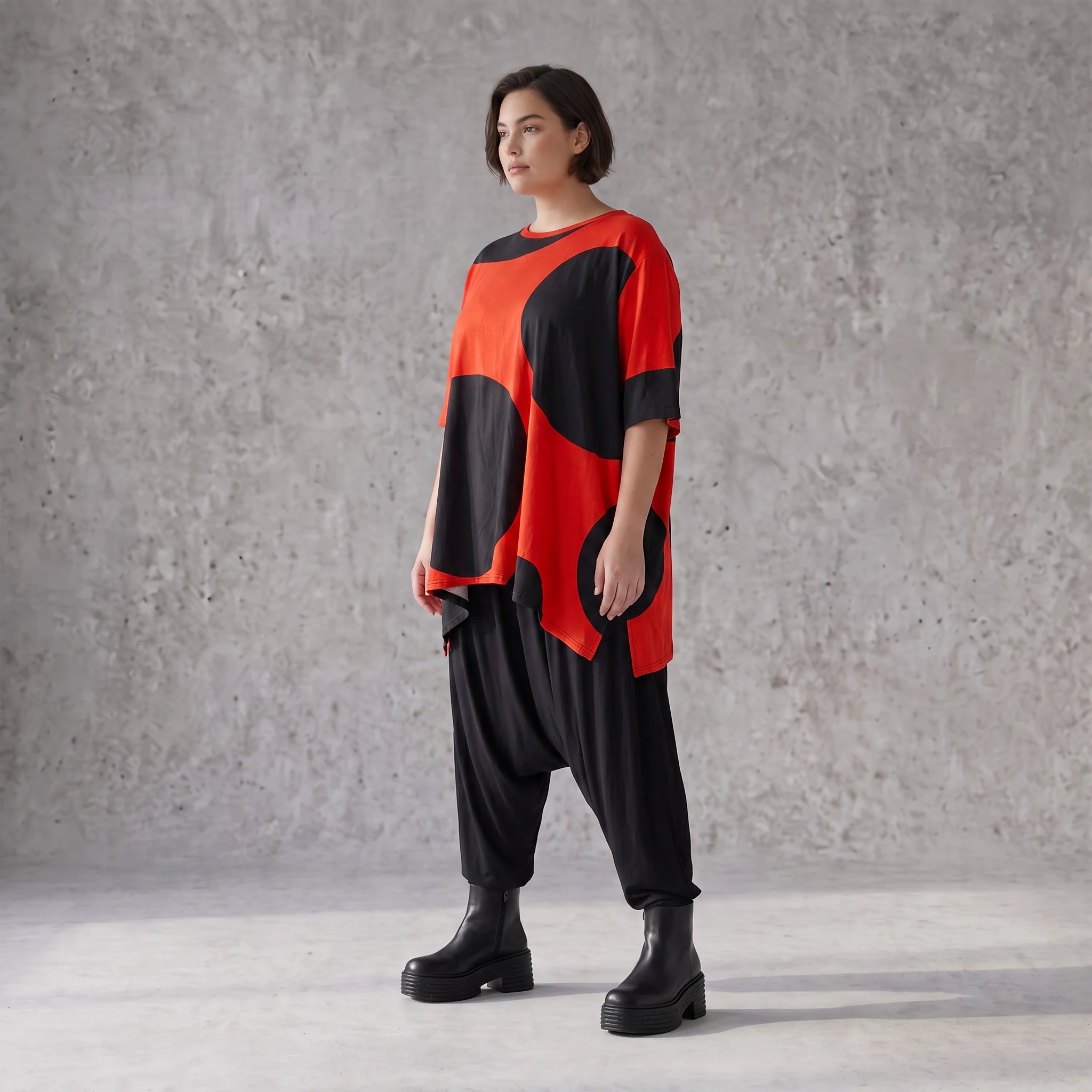 Damen Shirt Avantgarde Baumwolle Rot/Schwarz, A-Form, Punkte, Kurzarm, Seitenschlitze, Oversize große Größen – Funky Diva