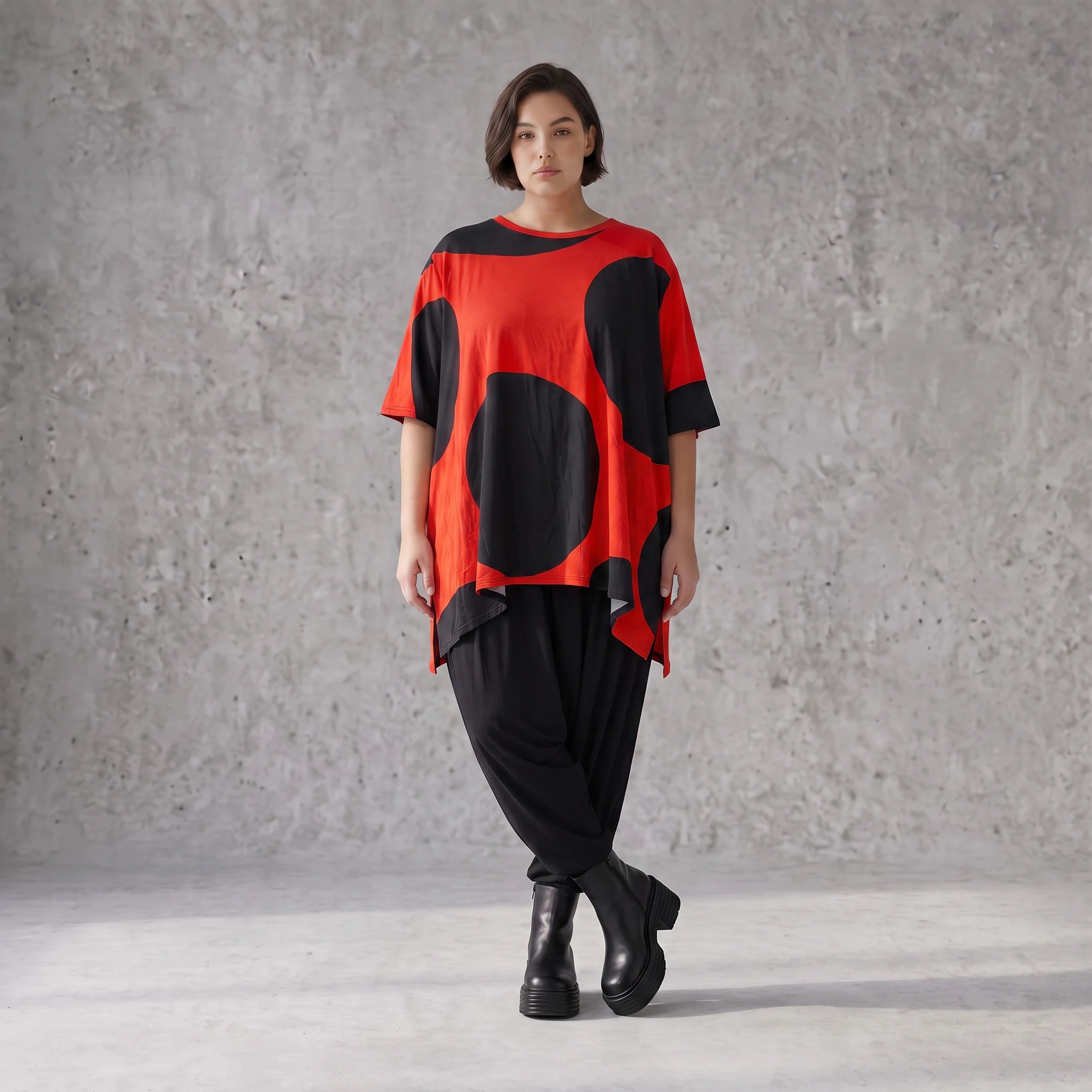 Damen Shirt Avantgarde Baumwolle Rot/Schwarz, A-Form, Punkte, Kurzarm, Seitenschlitze, Oversize große Größen – Funky Diva