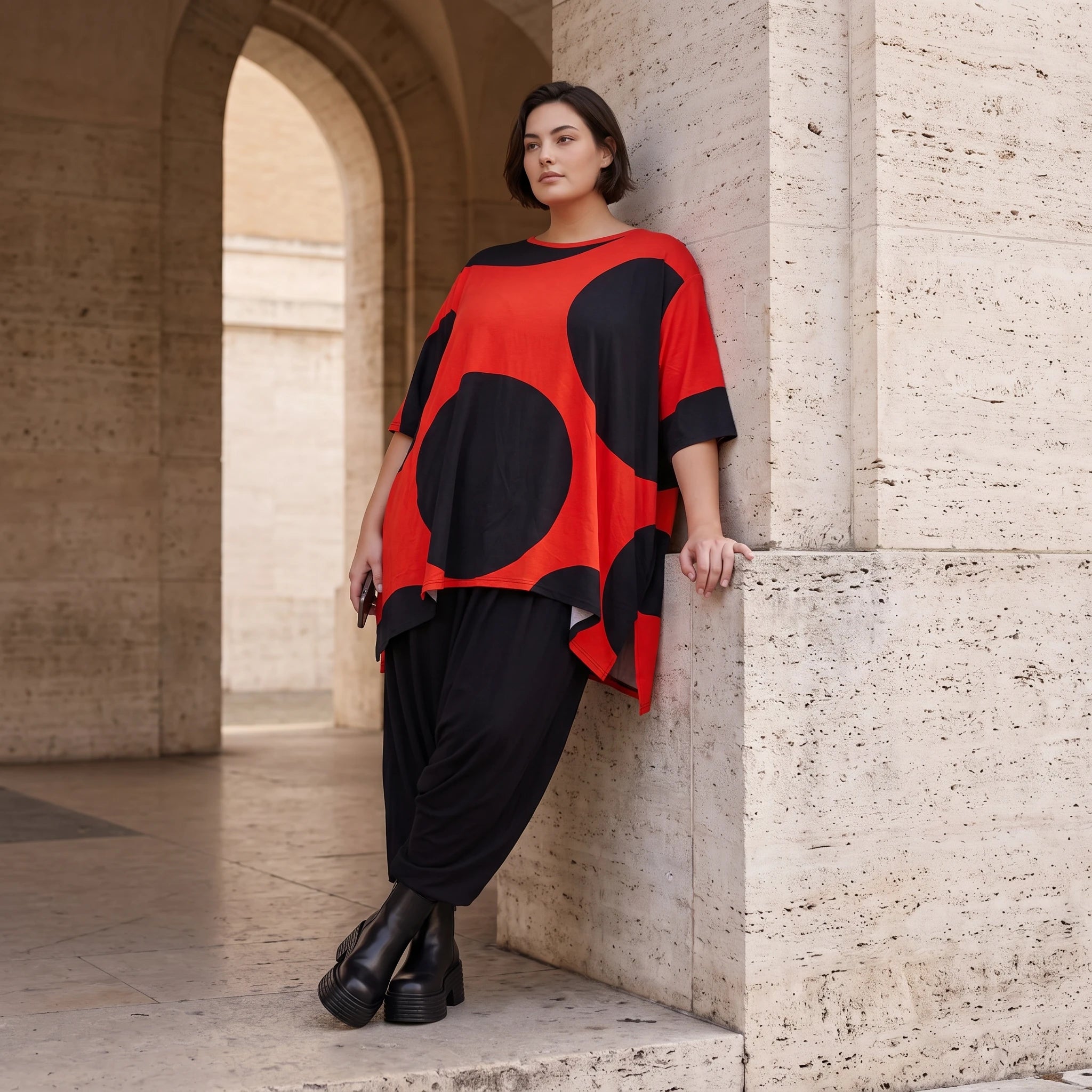 Damen Shirt Avantgarde Baumwolle Rot/Schwarz, A-Form, Punkte, Kurzarm, Seitenschlitze, Oversize große Größen – Funky Diva