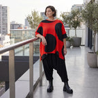 Damen Shirt Avantgarde Baumwolle Rot/Schwarz, A-Form, Punkte, Kurzarm, Seitenschlitze, Oversize große Größen – Funky Diva