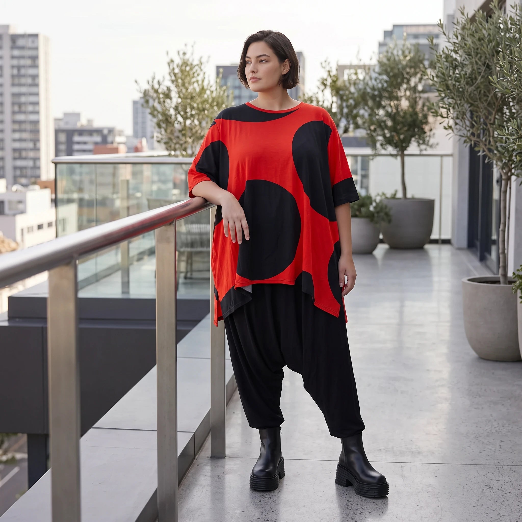 Damen Shirt Avantgarde Baumwolle Rot/Schwarz, A-Form, Punkte, Kurzarm, Seitenschlitze, Oversize große Größen – Funky Diva