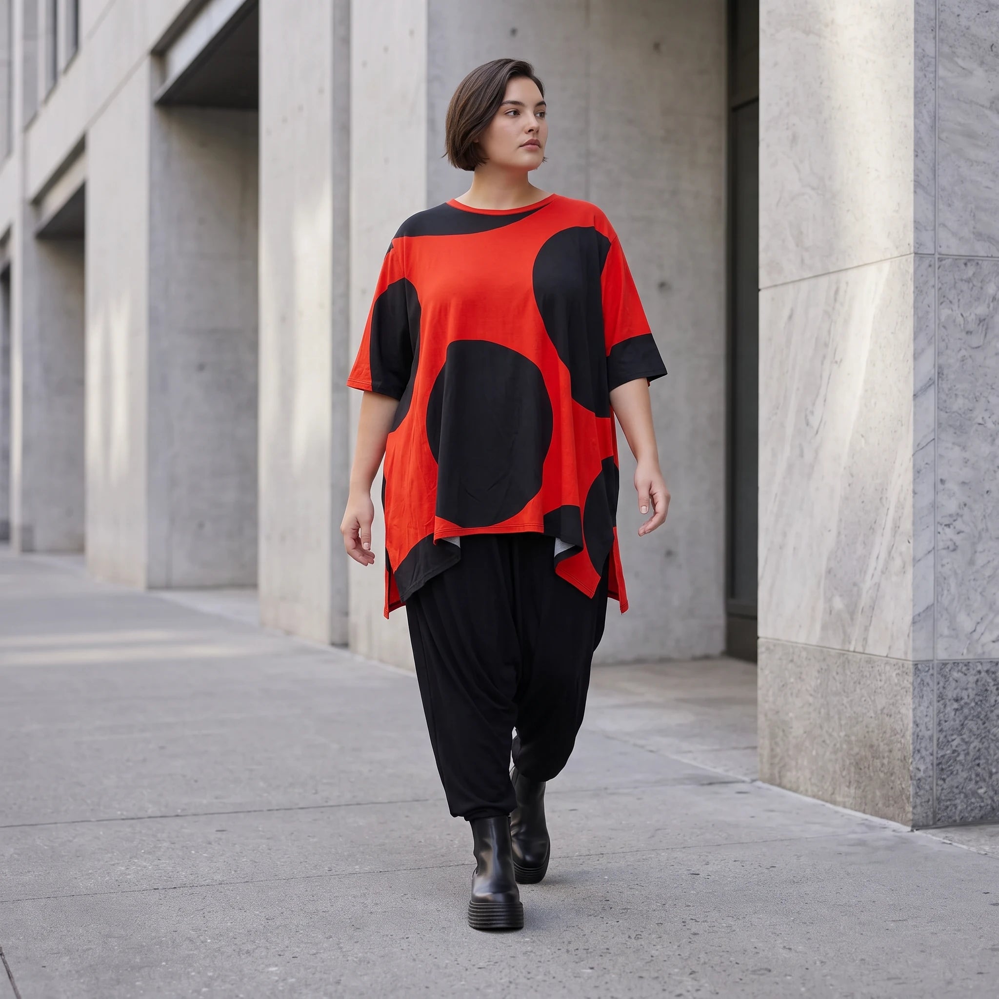 Damen Shirt Avantgarde Baumwolle Rot/Schwarz, A-Form, Punkte, Kurzarm, Seitenschlitze, Oversize große Größen – Funky Diva